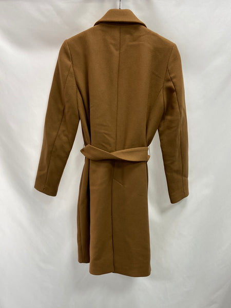 El abrigo camel de Zara que cuesta 70 euros y aparenta 700