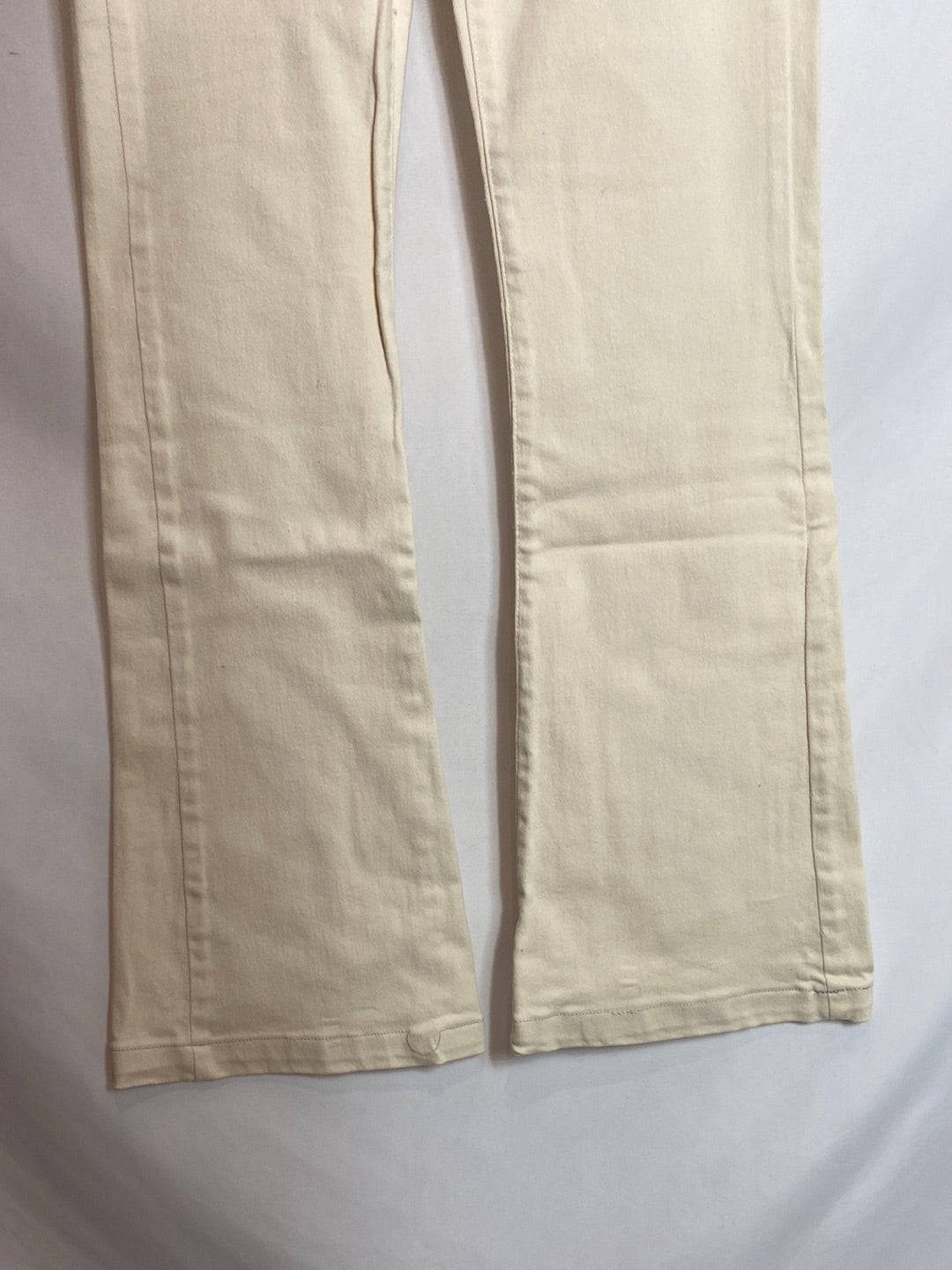 BERSHKA. Pantalón denim campana beige  T.38