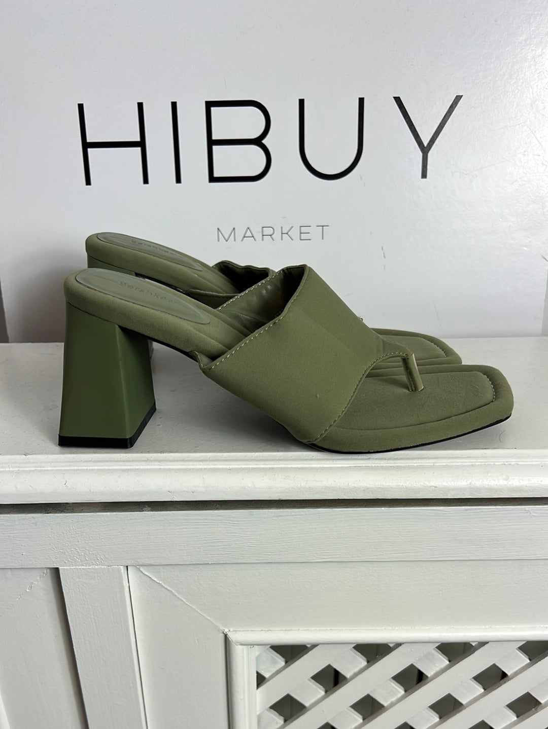 BERSHKA. Sandalia verde neopreno T.37