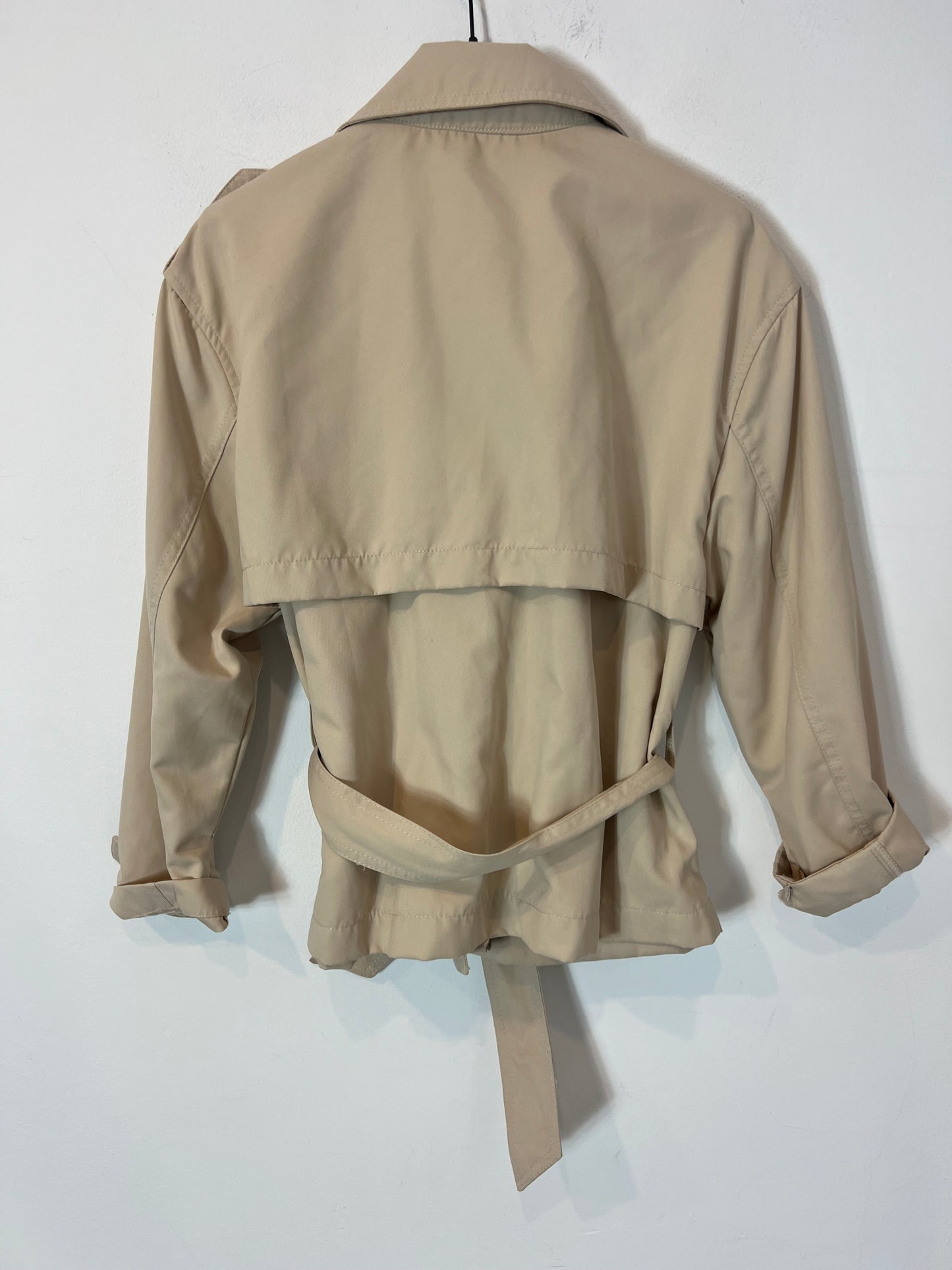 STRADIVARIUS. Gabardina beige corta T.xs