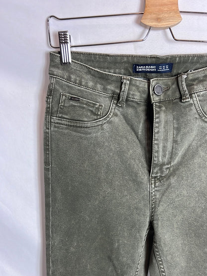 ZARA. Denim pitillo verde efecto desgastado. T 40