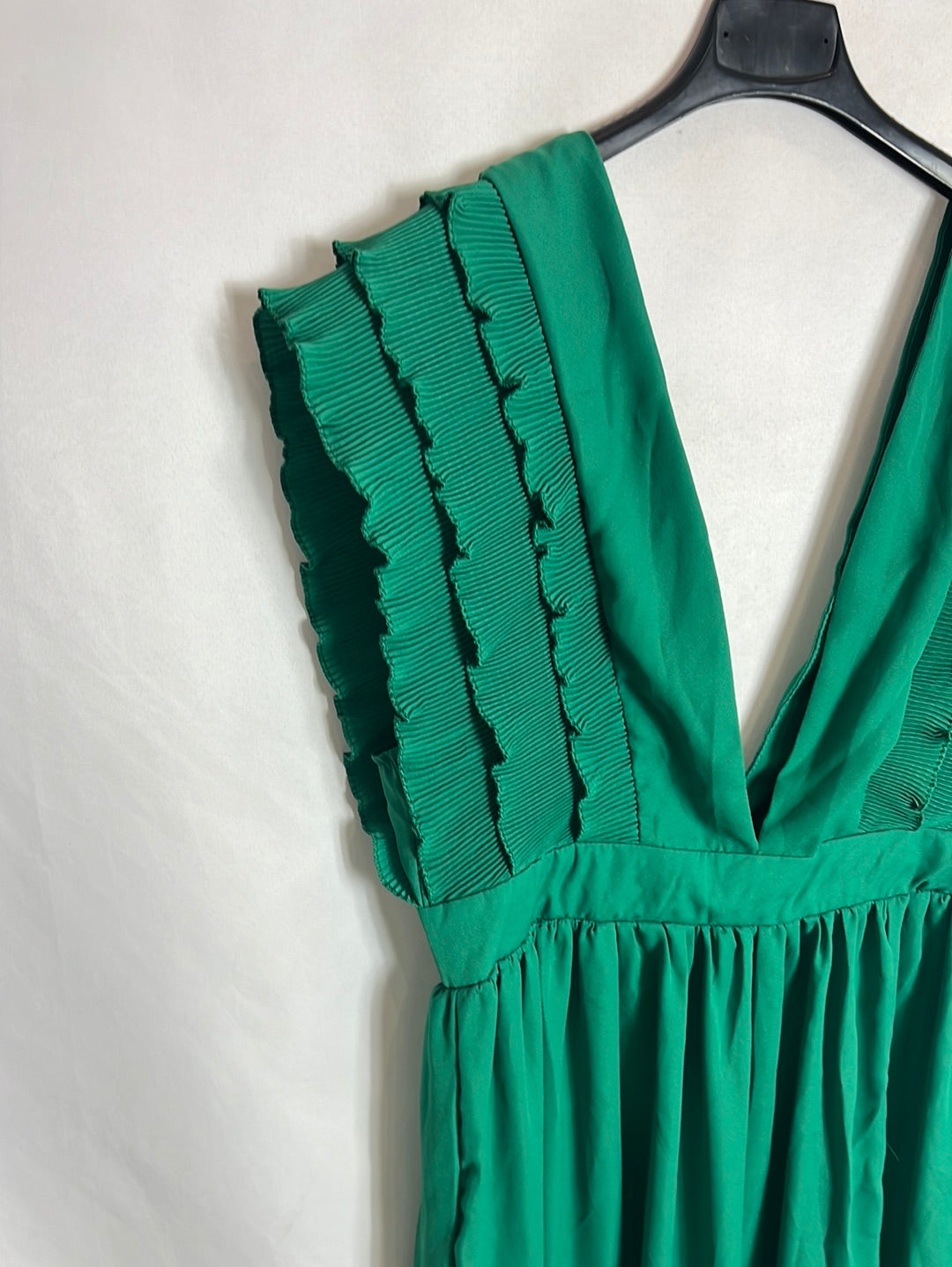 OTRAS. Vestido largo verde detalle escote. T XL