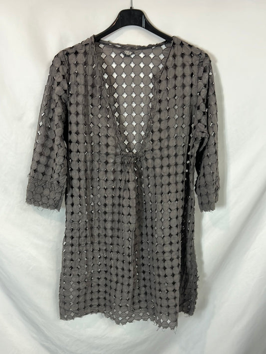 TCN. Vestido corto troquelado gris. T. M