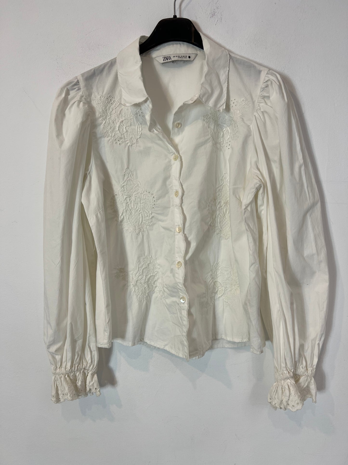 ZARA. Camisa blanca detalles bordado manga larga T.m