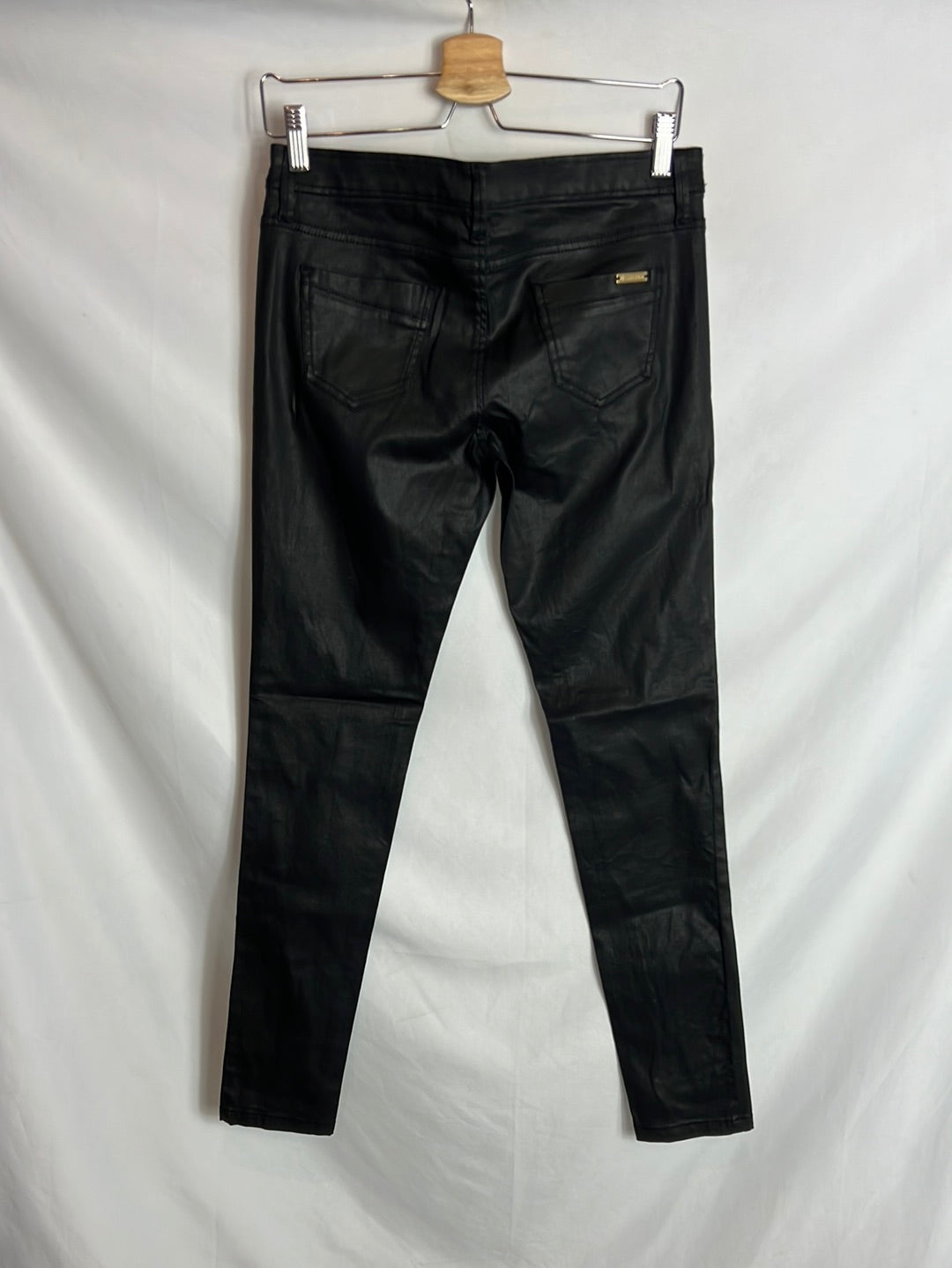 MASSIMO  DUTTI. Pantalón negro encerado elástico. T 38