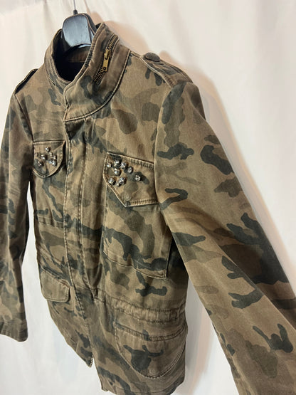 ZARA. Cazadora asimétrica estampado militar. T L