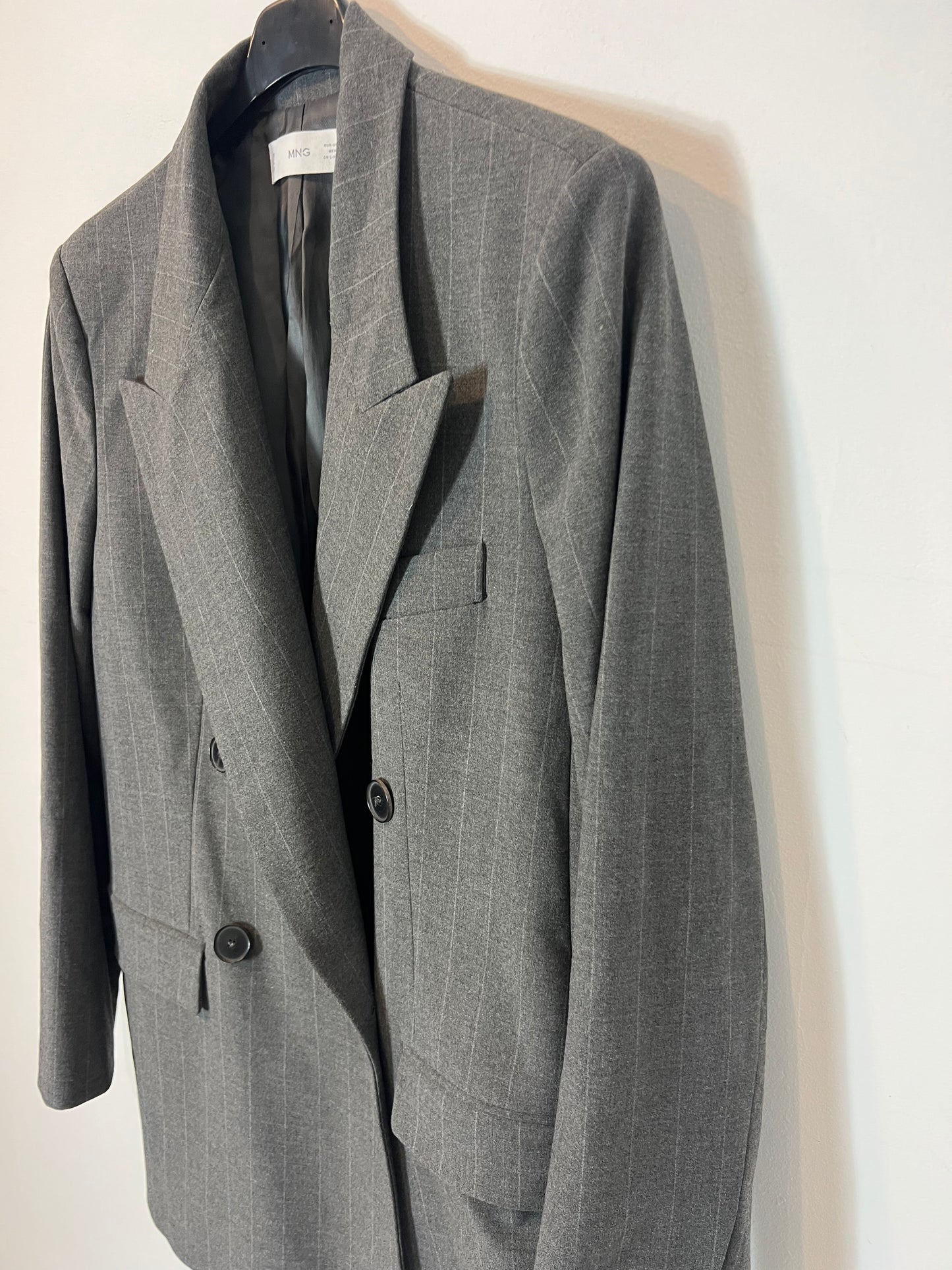 MANGO. Blazer gris rayas diplomáticas T. m