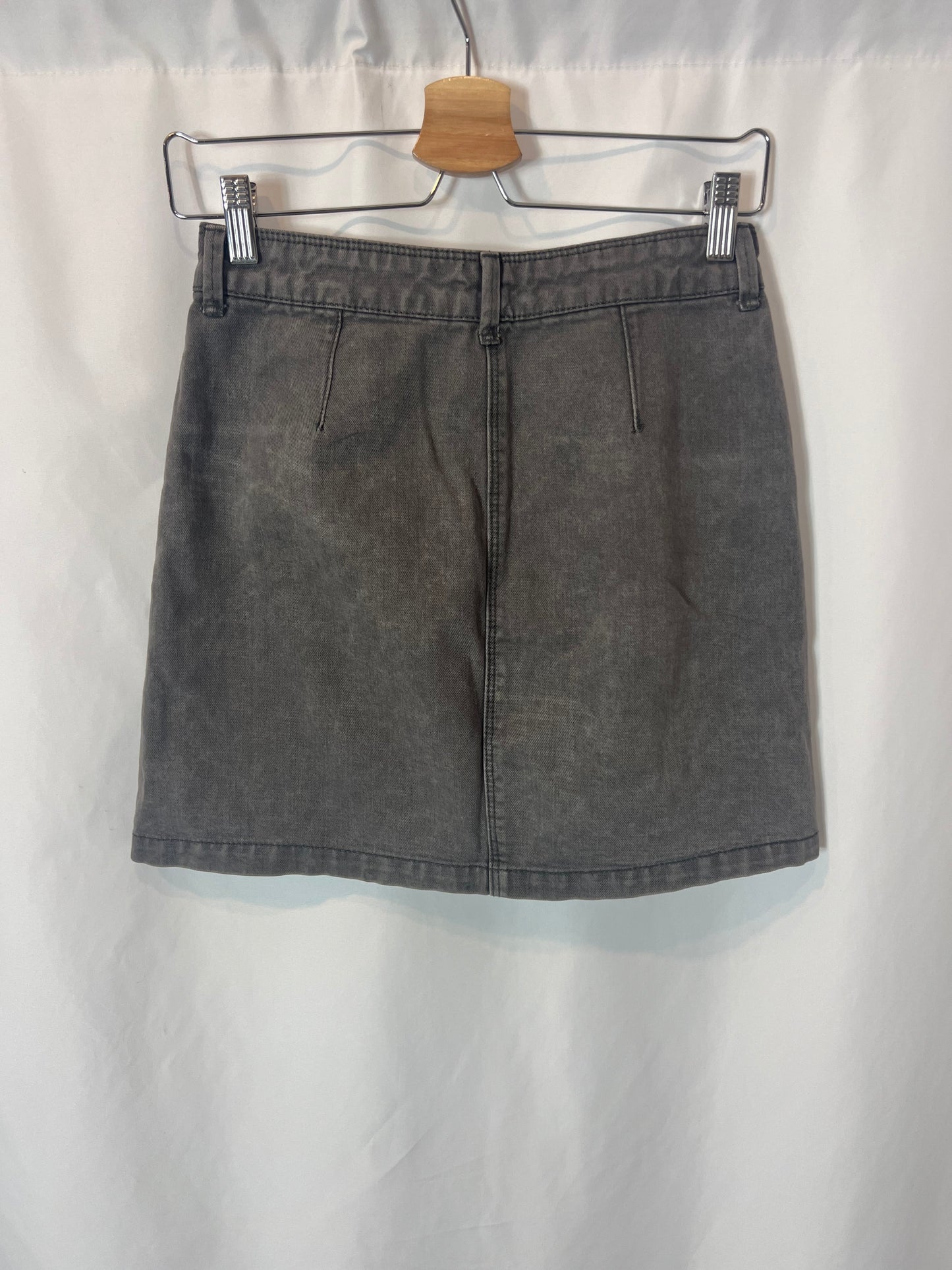 STRADIVARIUS. Falda denim gris abotonada. T 36