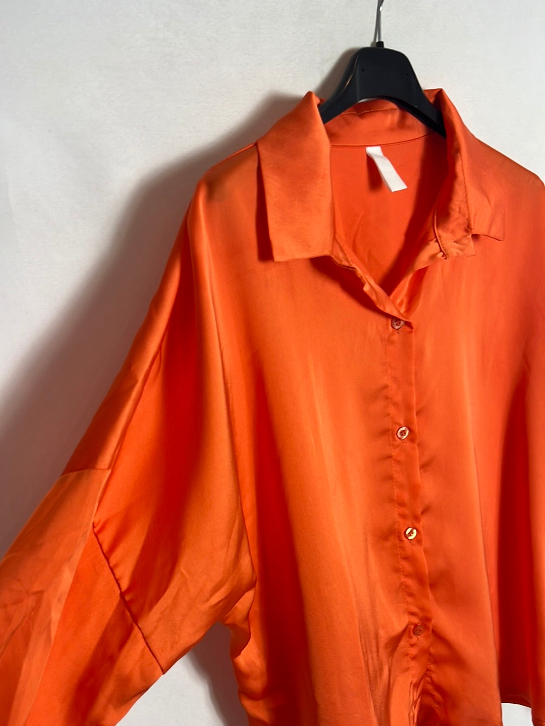 OTRAS. Blusa naranja satinada. T S/M