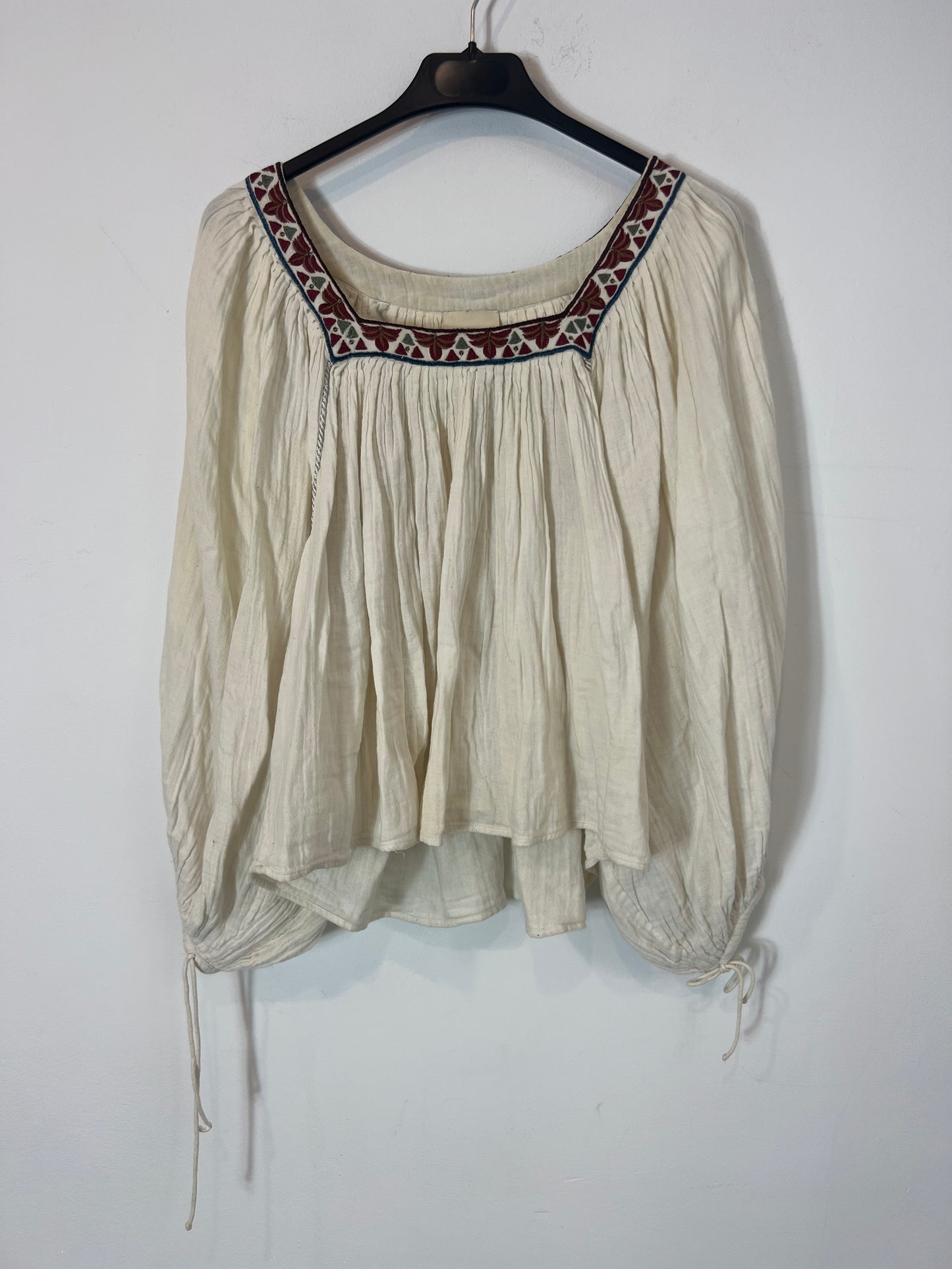 TEN TWELVE. Blusa beige detalle cuello bordado T.0 (xs/s)