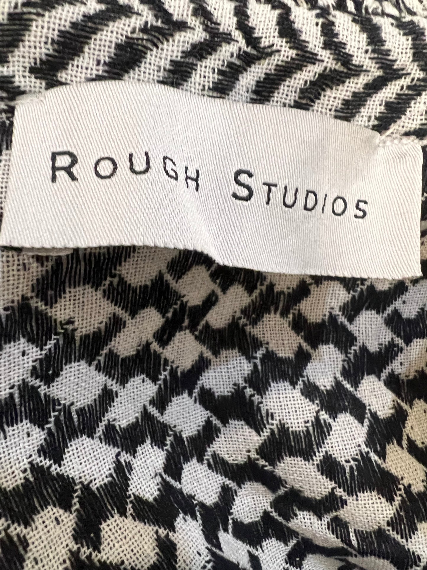 ROUGH STUDIOS.Camisa negra estampada T.s