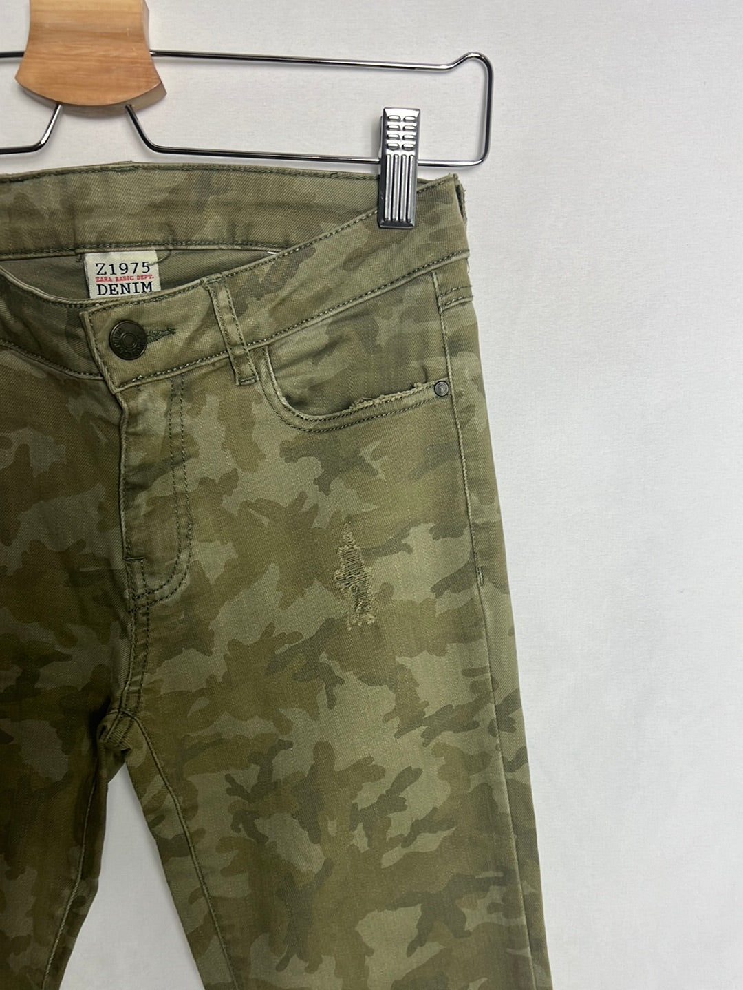 ZARA. Pantalón pitillo camuflaje. T 34