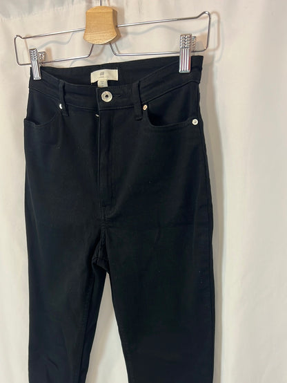 H&M. Pantalón negro pitillo T.36