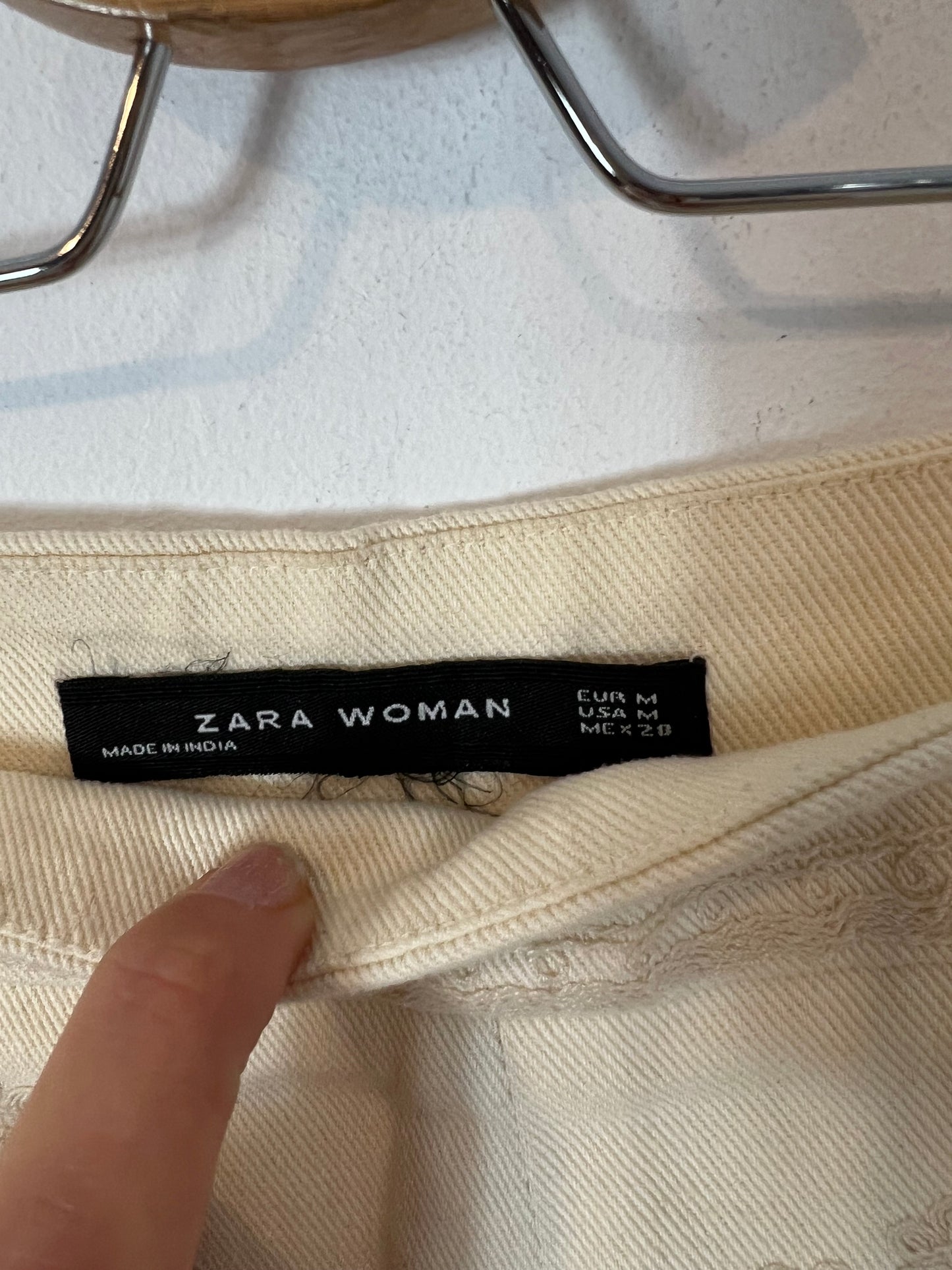 ZARA. Bermuda beige bordada. T M