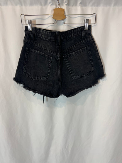 ZARA. Short denim negro efecto desgastado. T 36