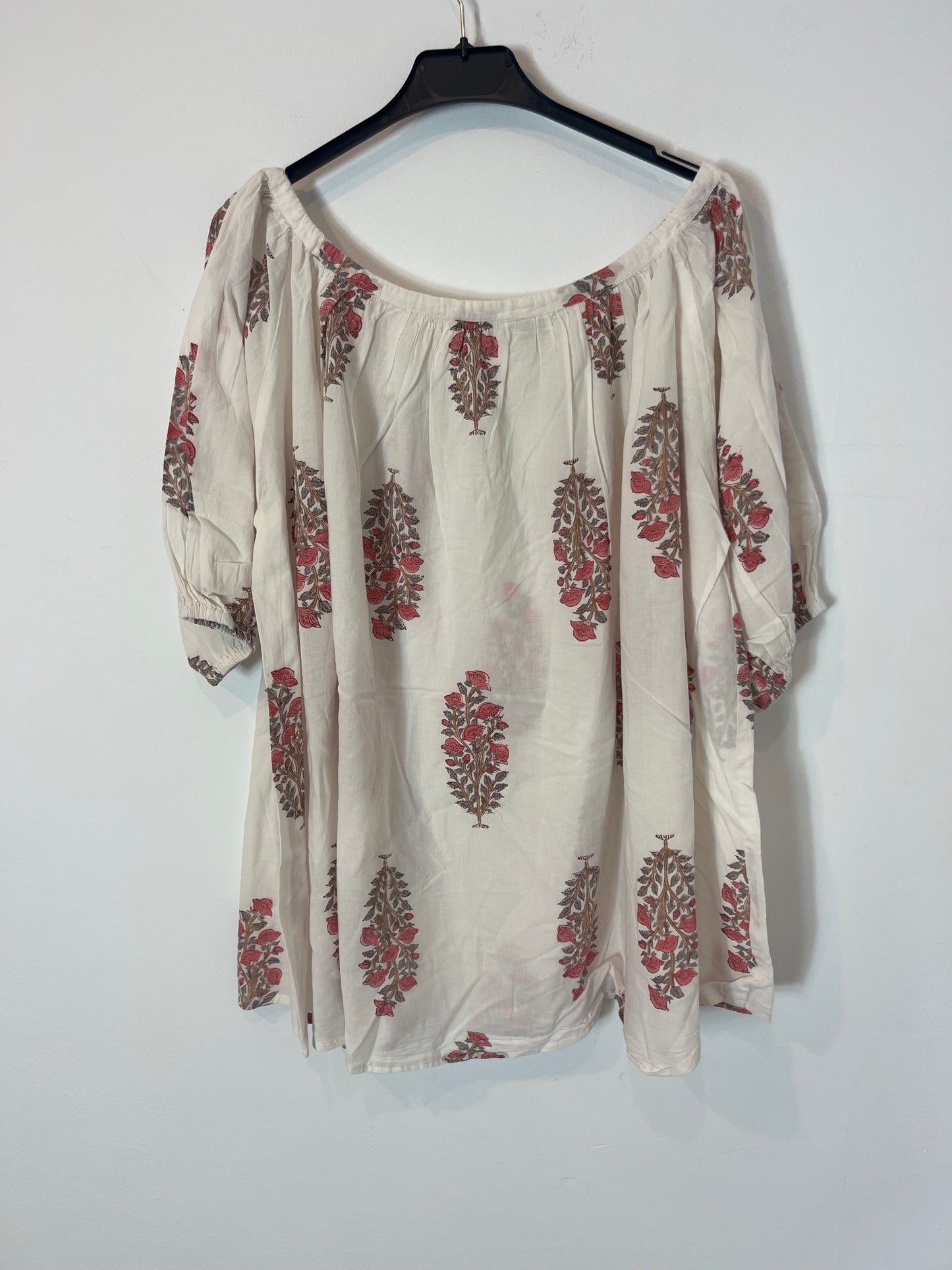 PAR & ESCALA. Blusa blanca estampado flores rosas T.s