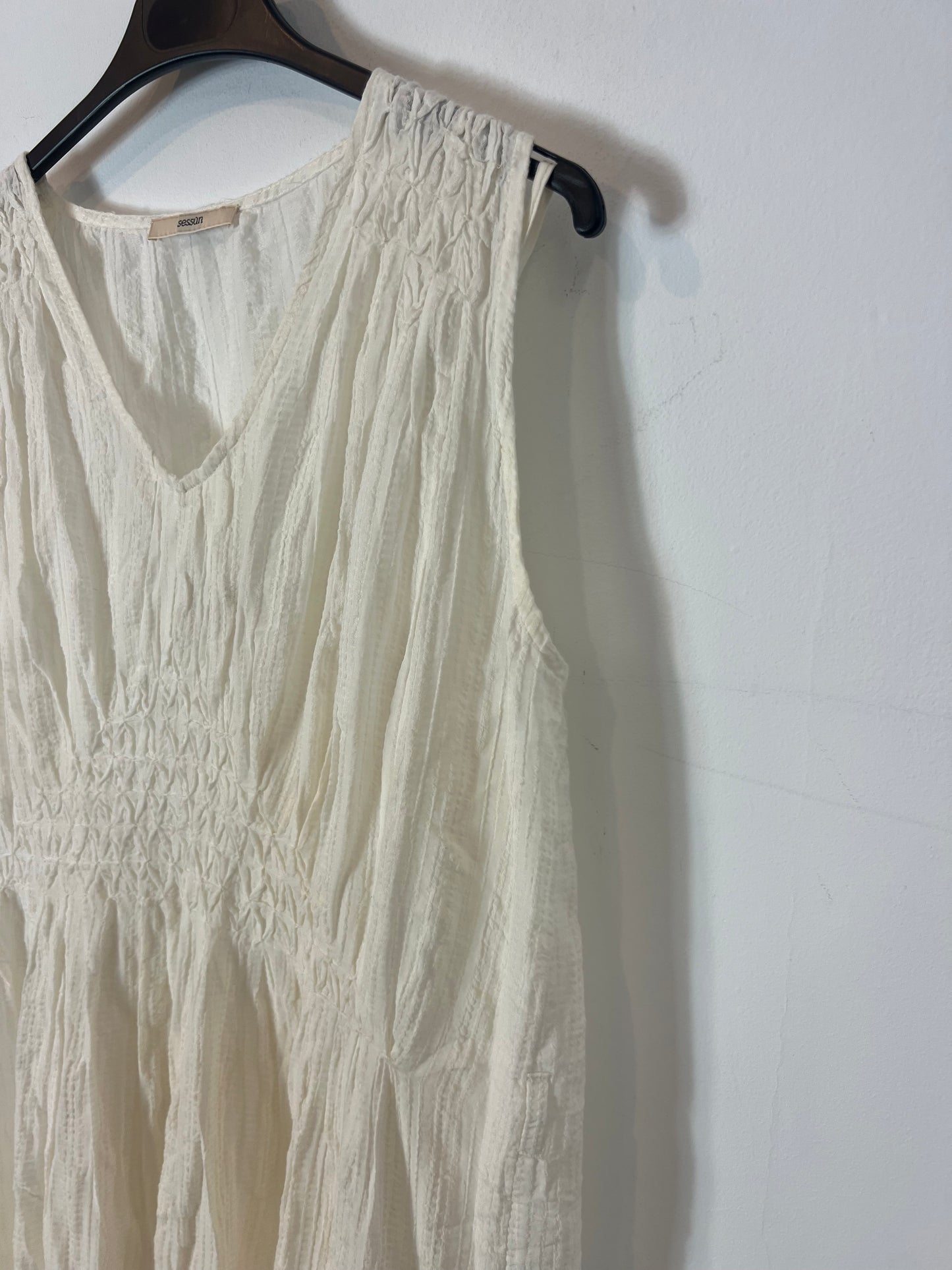 SESSUN. Vestido beige detalle hombros T.s