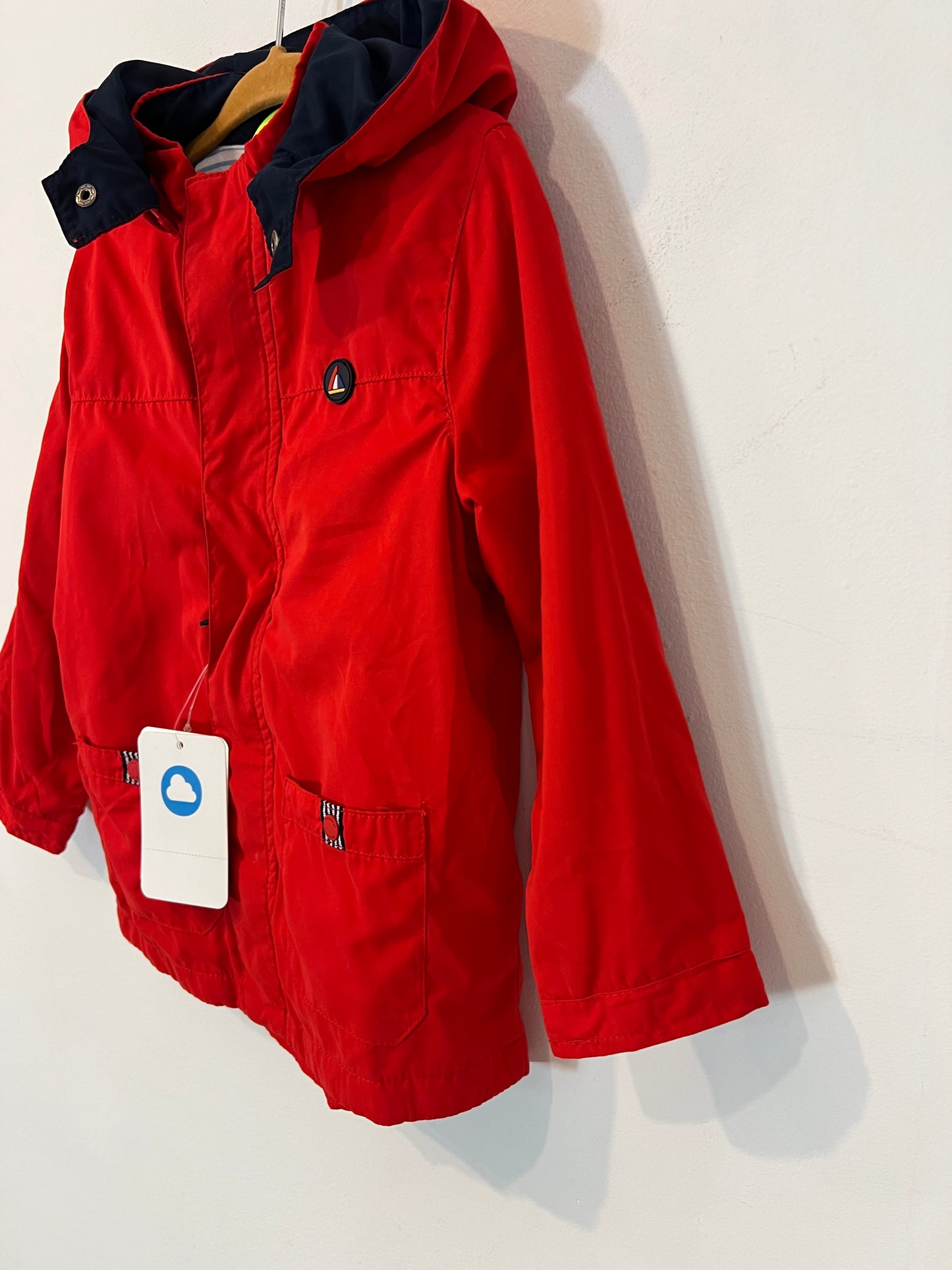 MAYPORAL. Chaqueta roja impermeable. T 36 meses