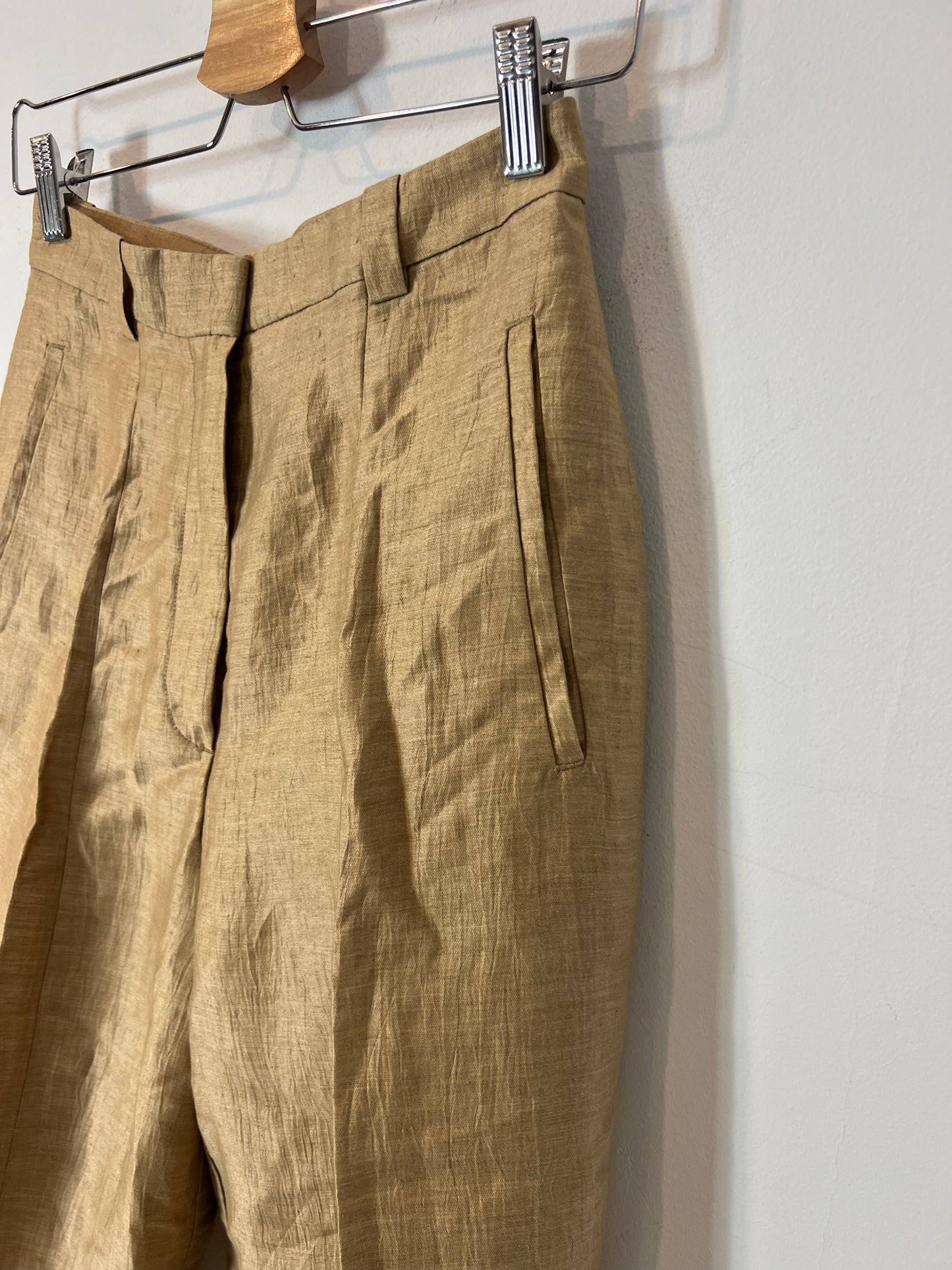 MASSIMO DUTTI. Pantalón fluido dorado T.34