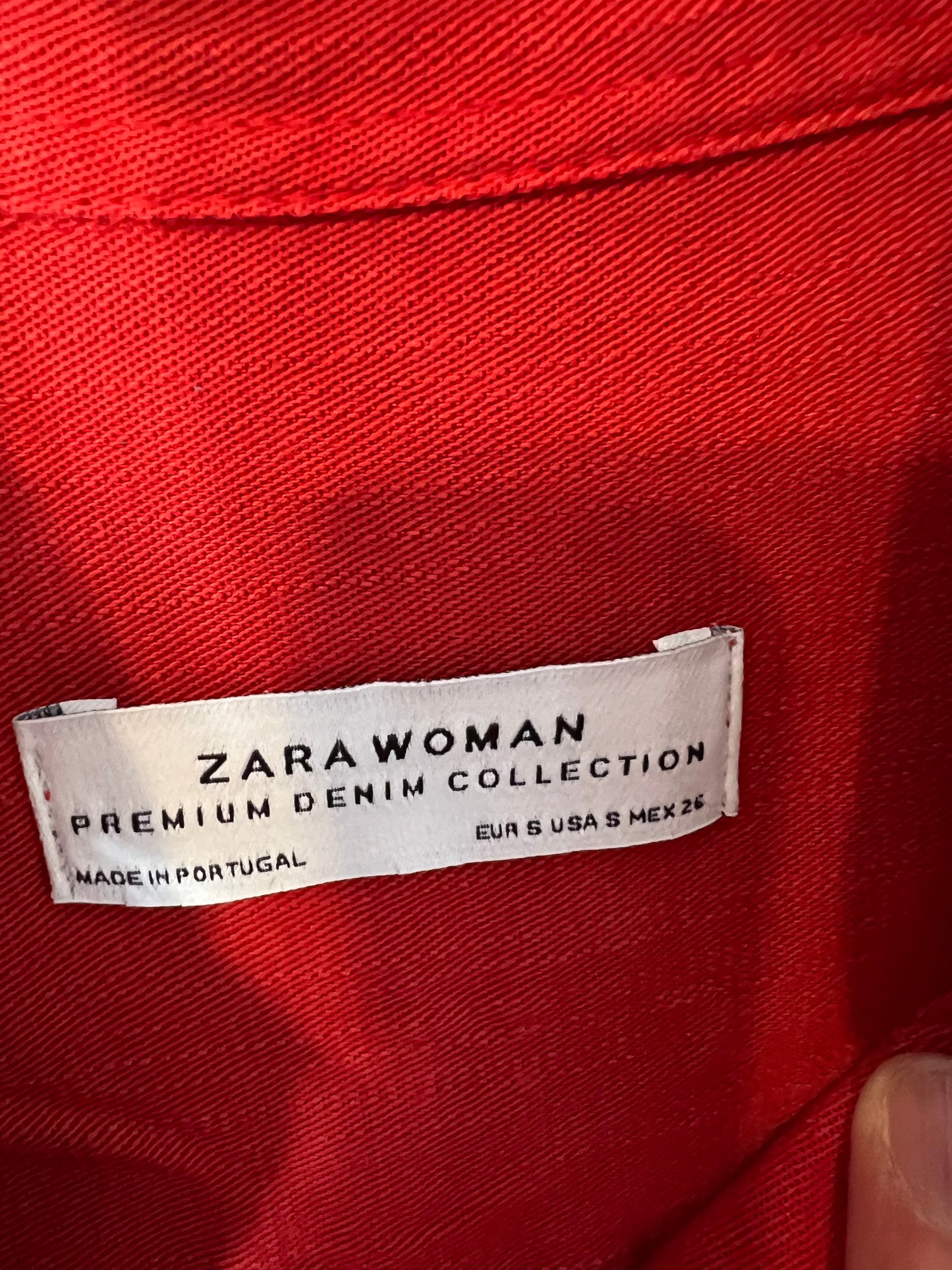 ZARA. Sobre camisa roja. T S