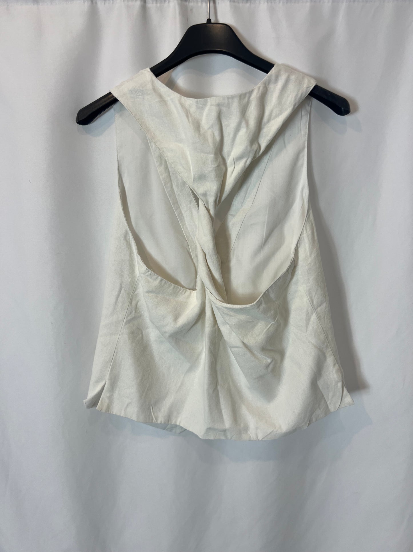 PULL&BEAR. Chaleco blanco detalle espalda. T S