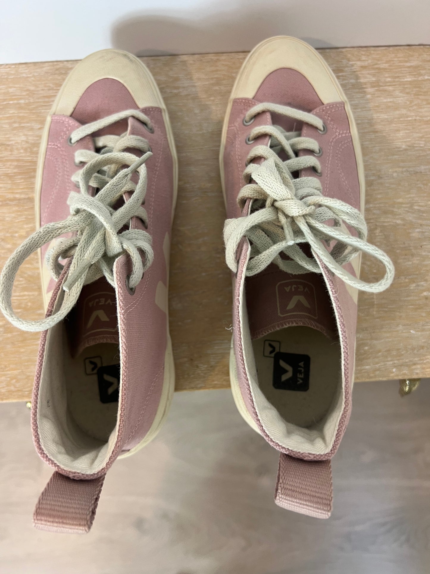 VEJA. Zapatillas rosas logo. T 40