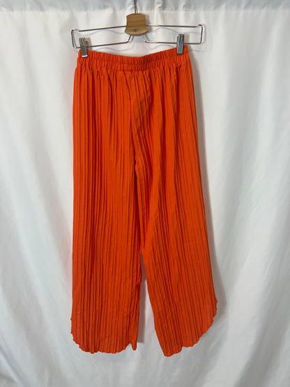 OTRAS. Conjunto naranja plisado. T XS/S