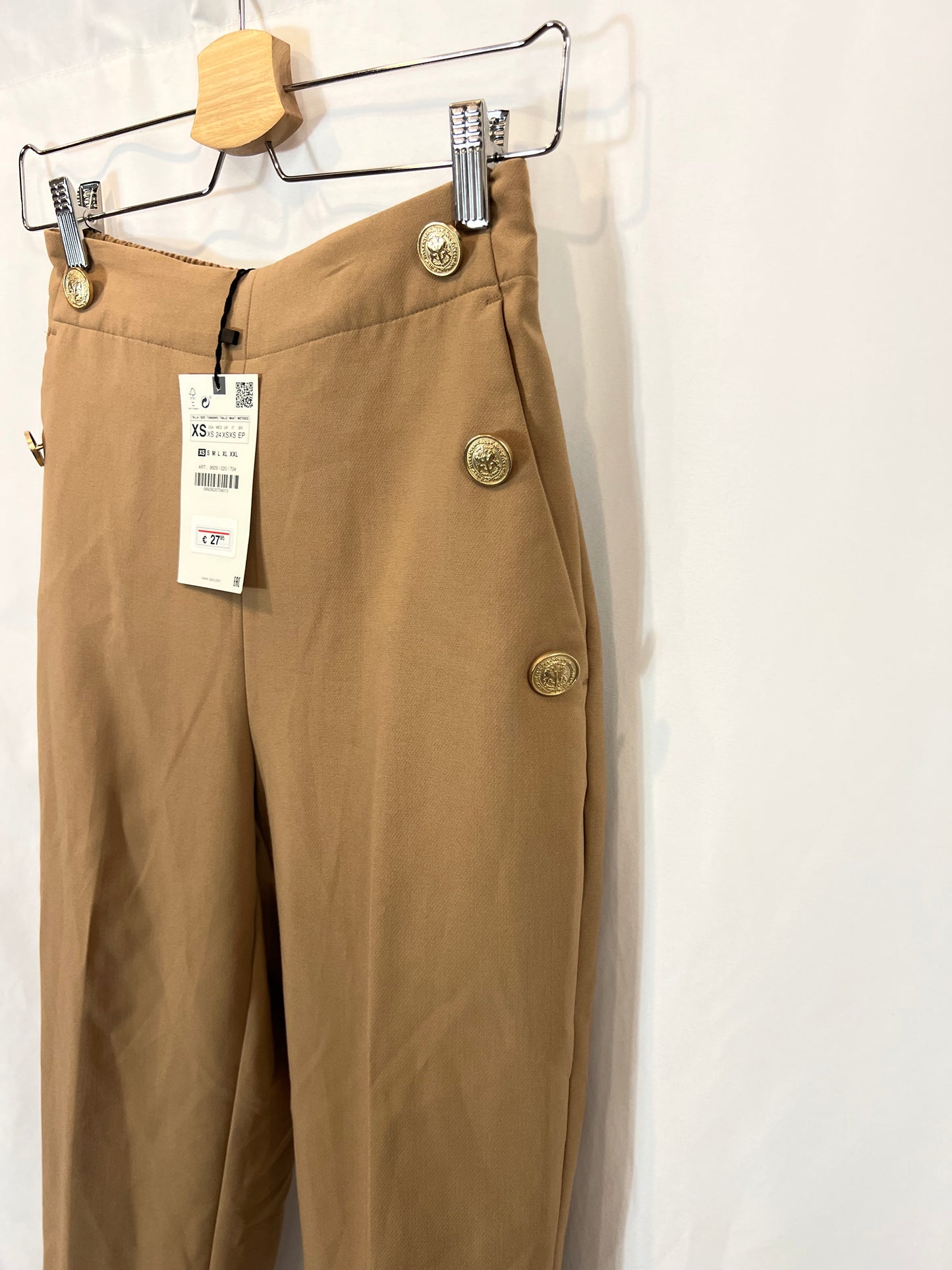 ZARA. Pantalón beige botones T.xs