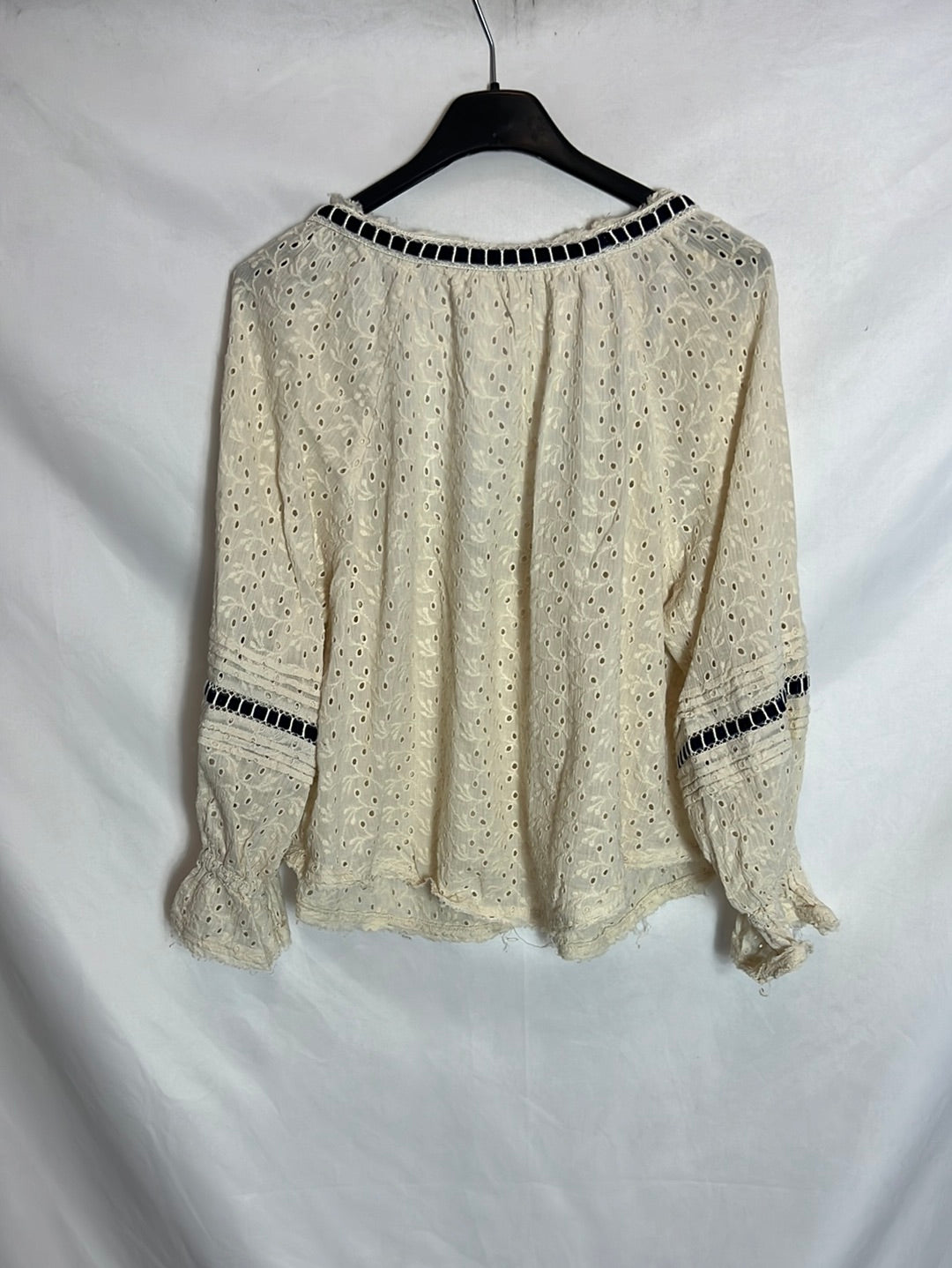 FREE PEOPLE. Blusa troquelada  beige. T XS