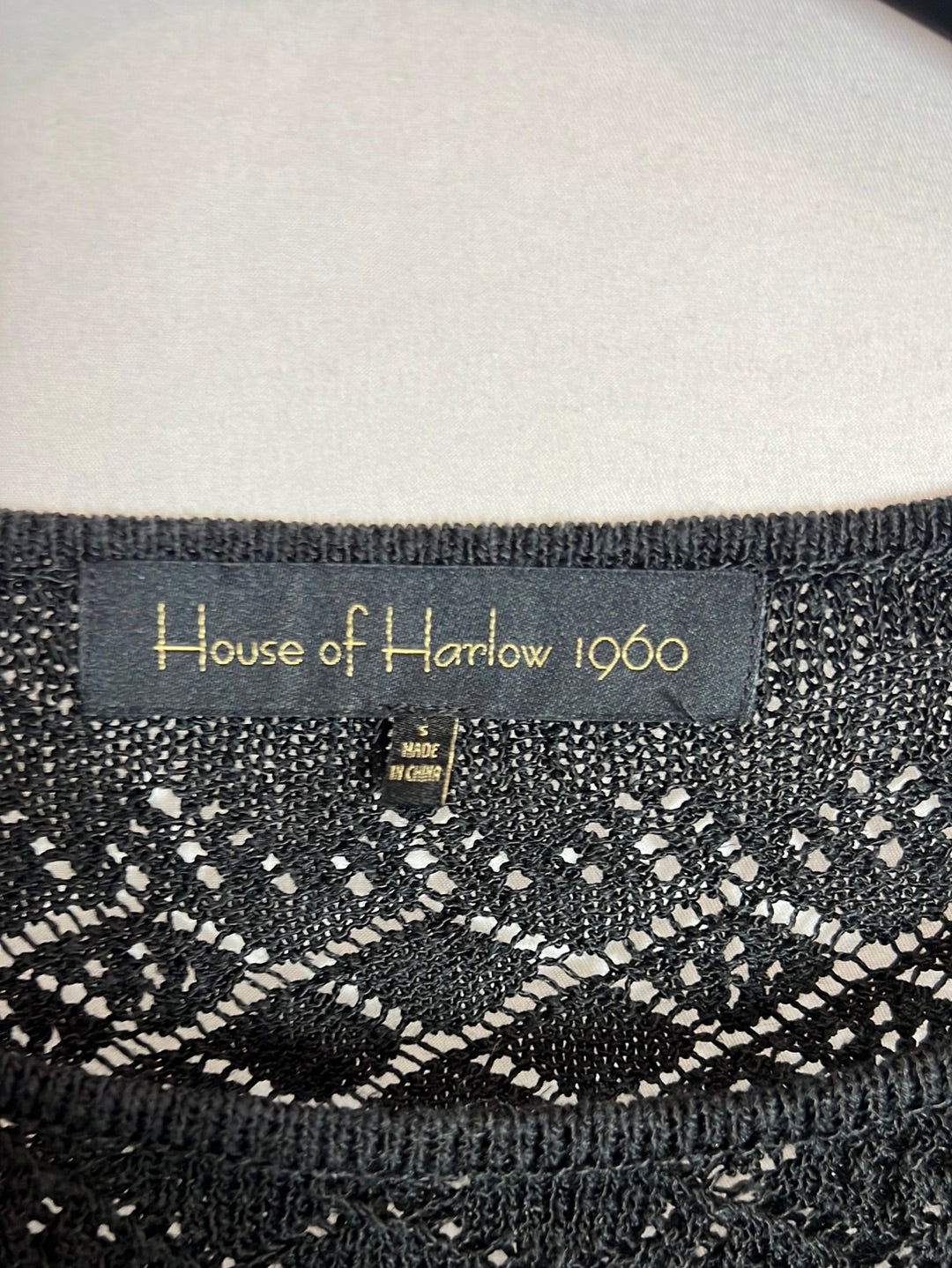 HOUSE OF HARLOW 1960. Top negro troquelado T.s