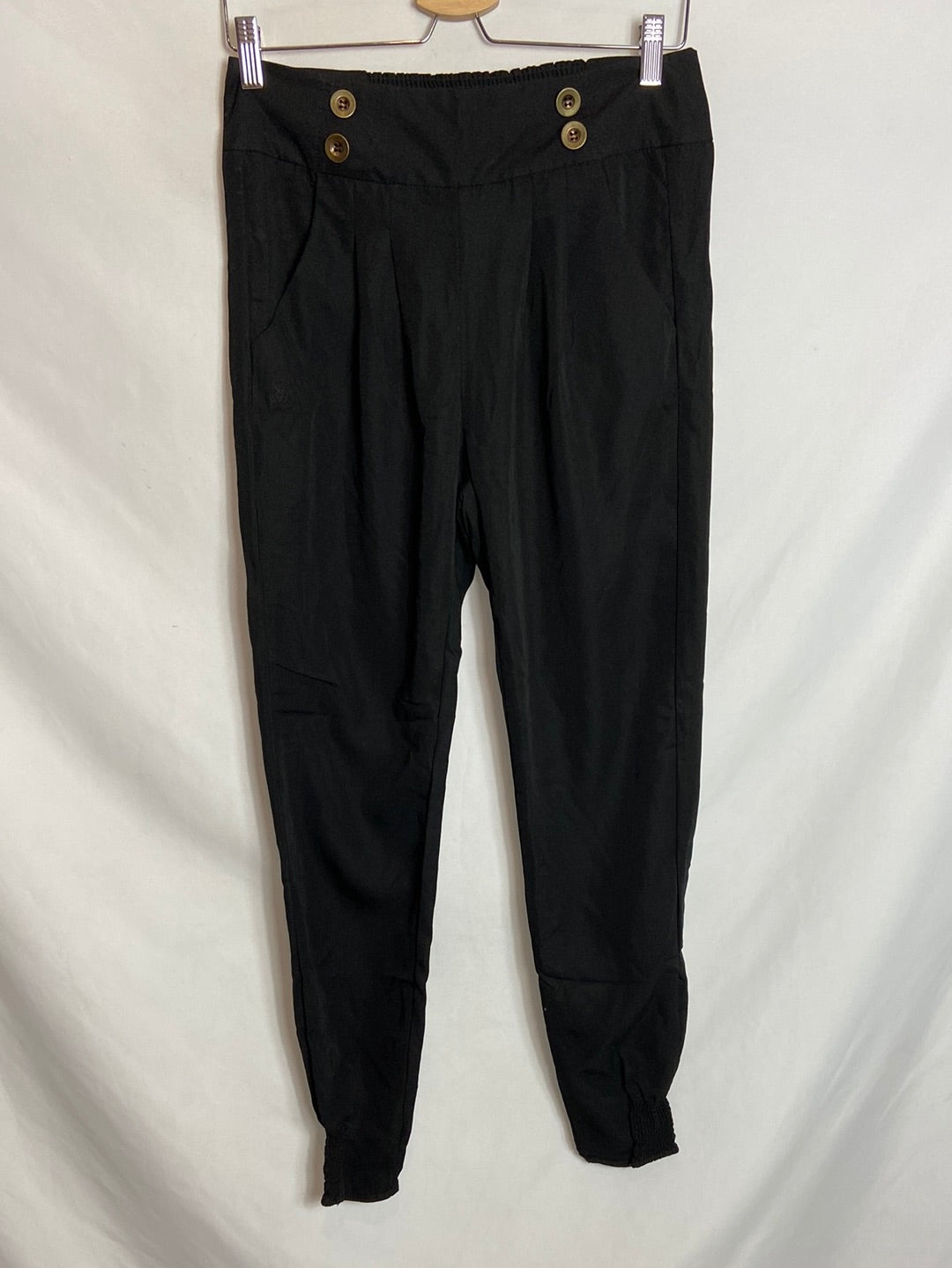 BERSHKA. Pantalón fluido negro botones T.M