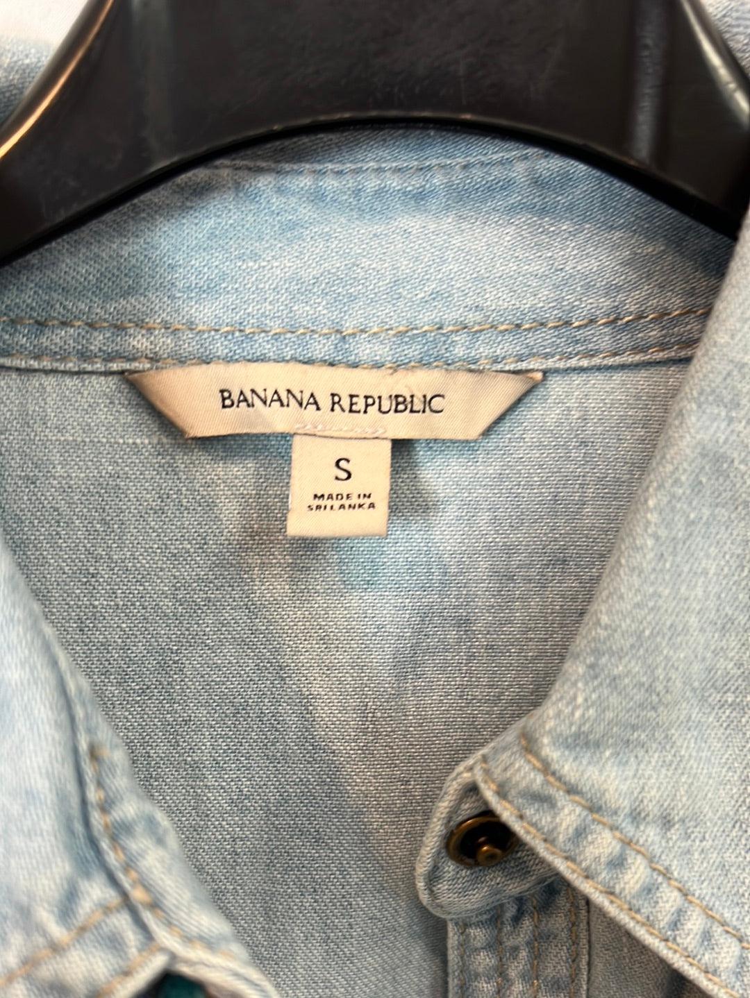 BANANA REPUBLIC. Camisa denim detalle botones. T S