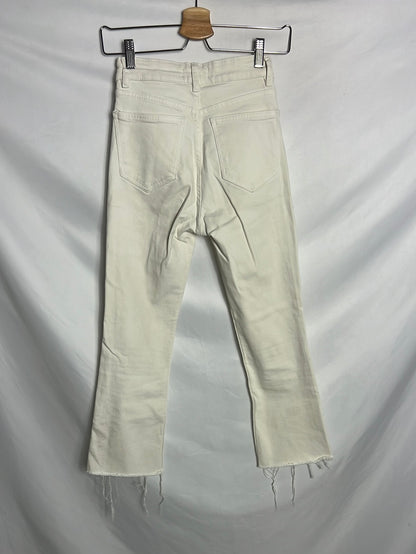 ZARA. Pantalón denim cropped color crudo. T 32