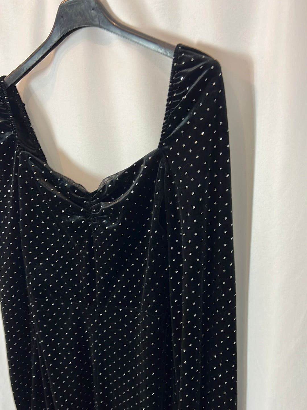 BERSHKA. Vestido negro terciopelo T.s