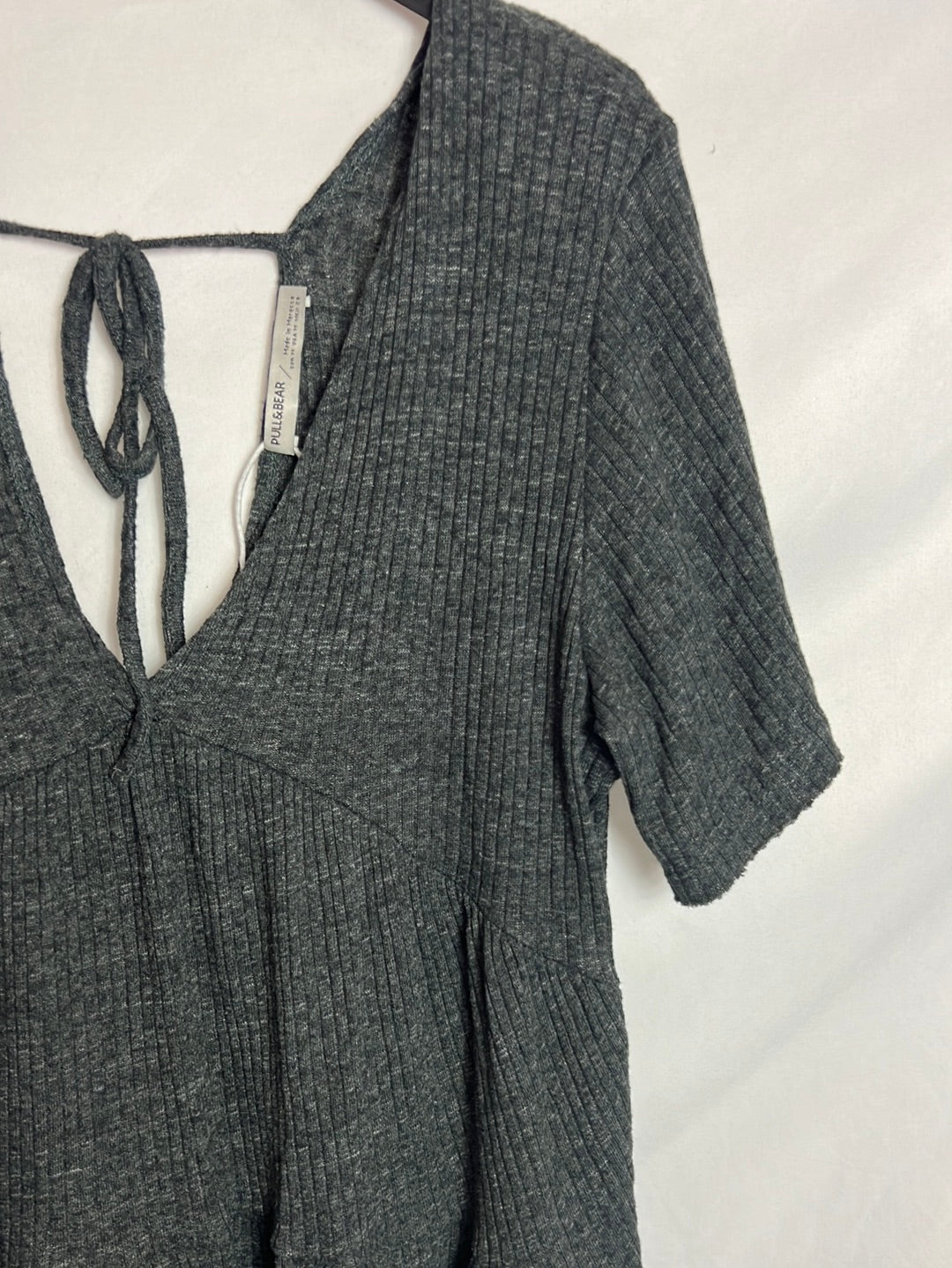 PULL&BEAR. Vestido corto gris canalé. T M