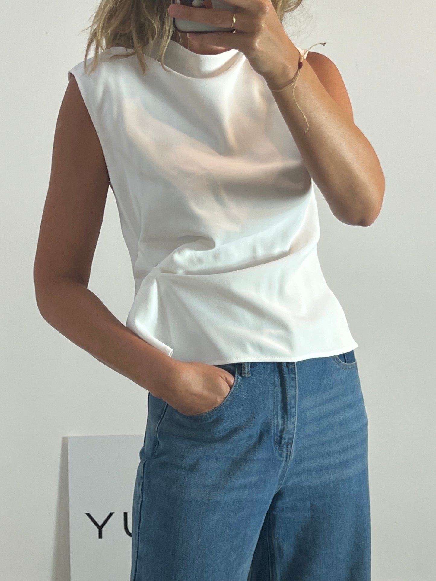 ZARA.  Top blanco abotonado espalda T.s