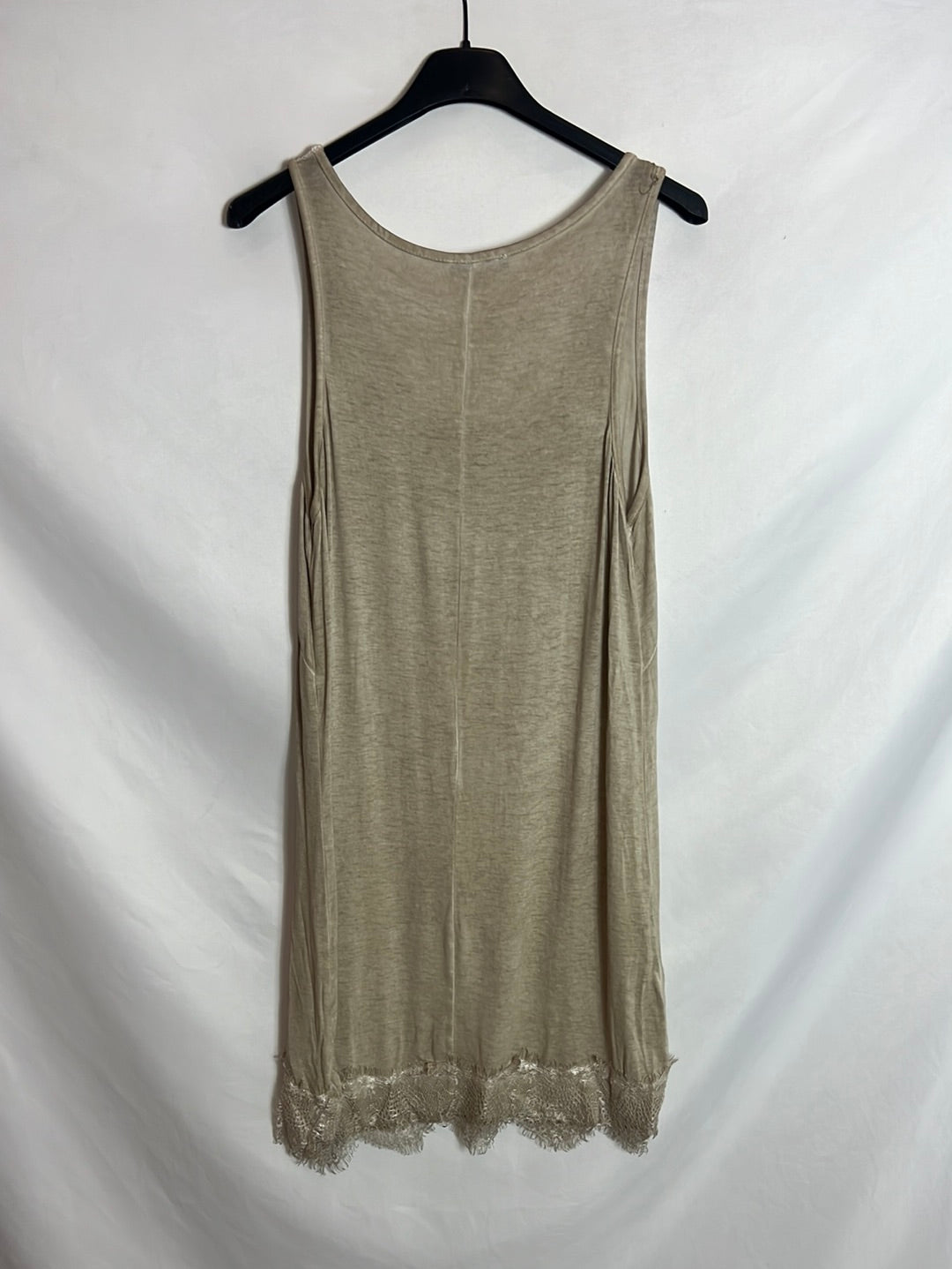 OTRAS. Vestido corto beige detalle encaje. T S