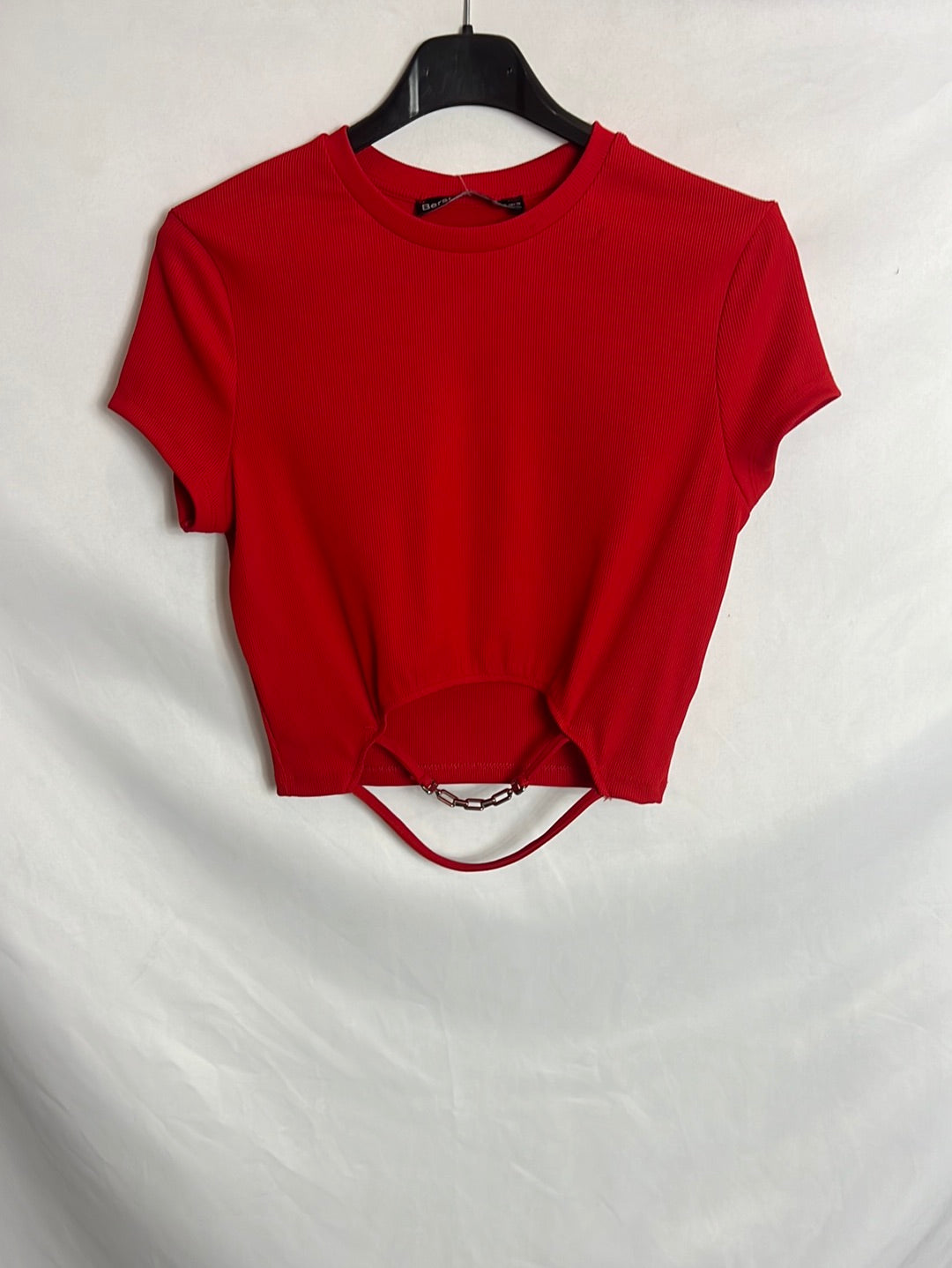 BERSHKA. Top rojo elástico cadena. T M