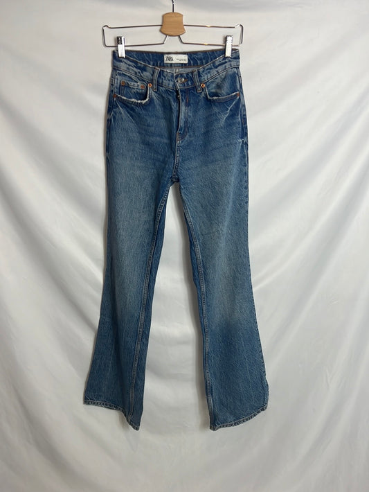 ZARA. Pantalón denim pata ancha. T 34