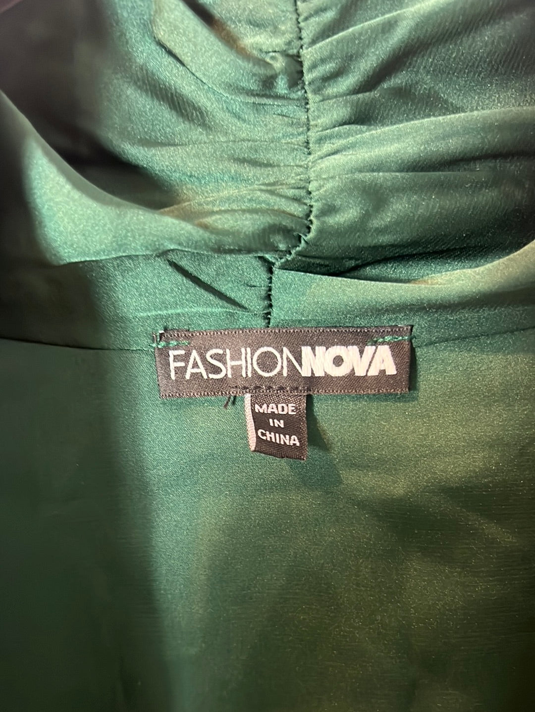 FASHION NOVA. Total look top y falda verde T.s