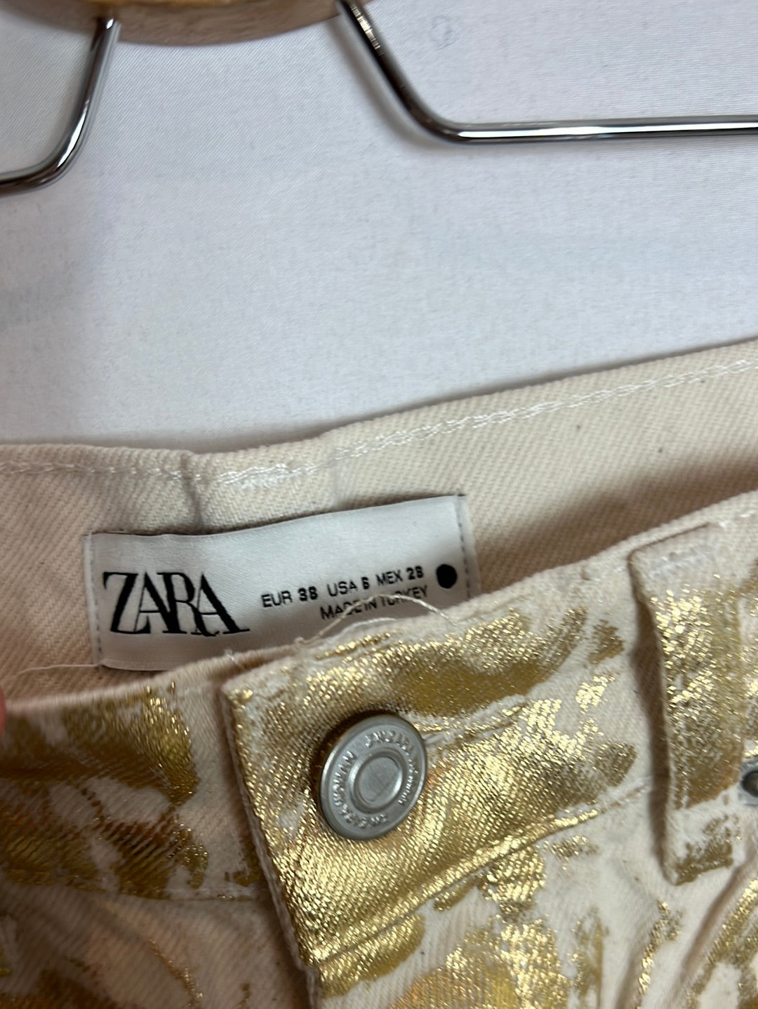 ZARA. Pantalón denim dorado efecto desgastado. T 38