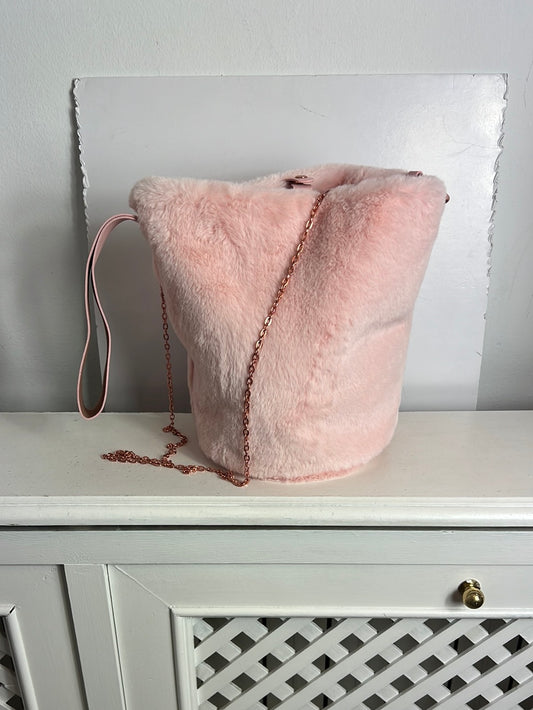 OTRAS. Bolso pelito rosa doble asa