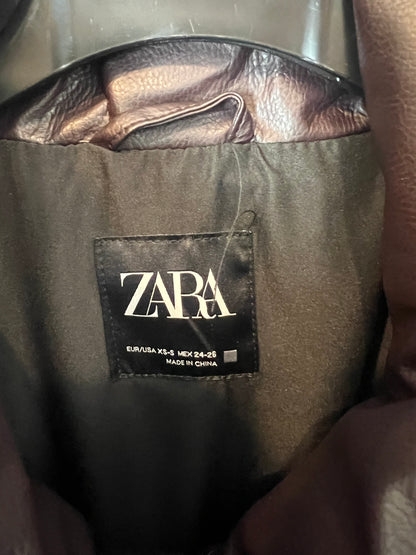 ZARA. Plumas marrón efecto piel T.xs/s