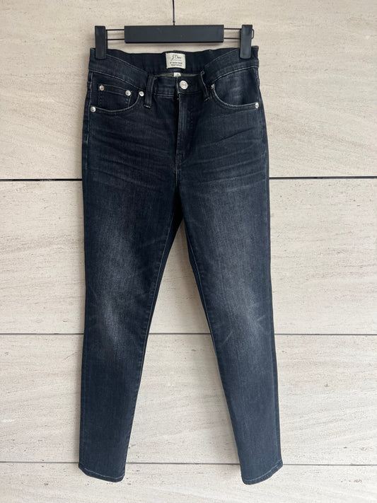 J CREW. Denim negro pitillo. T 26 (36)