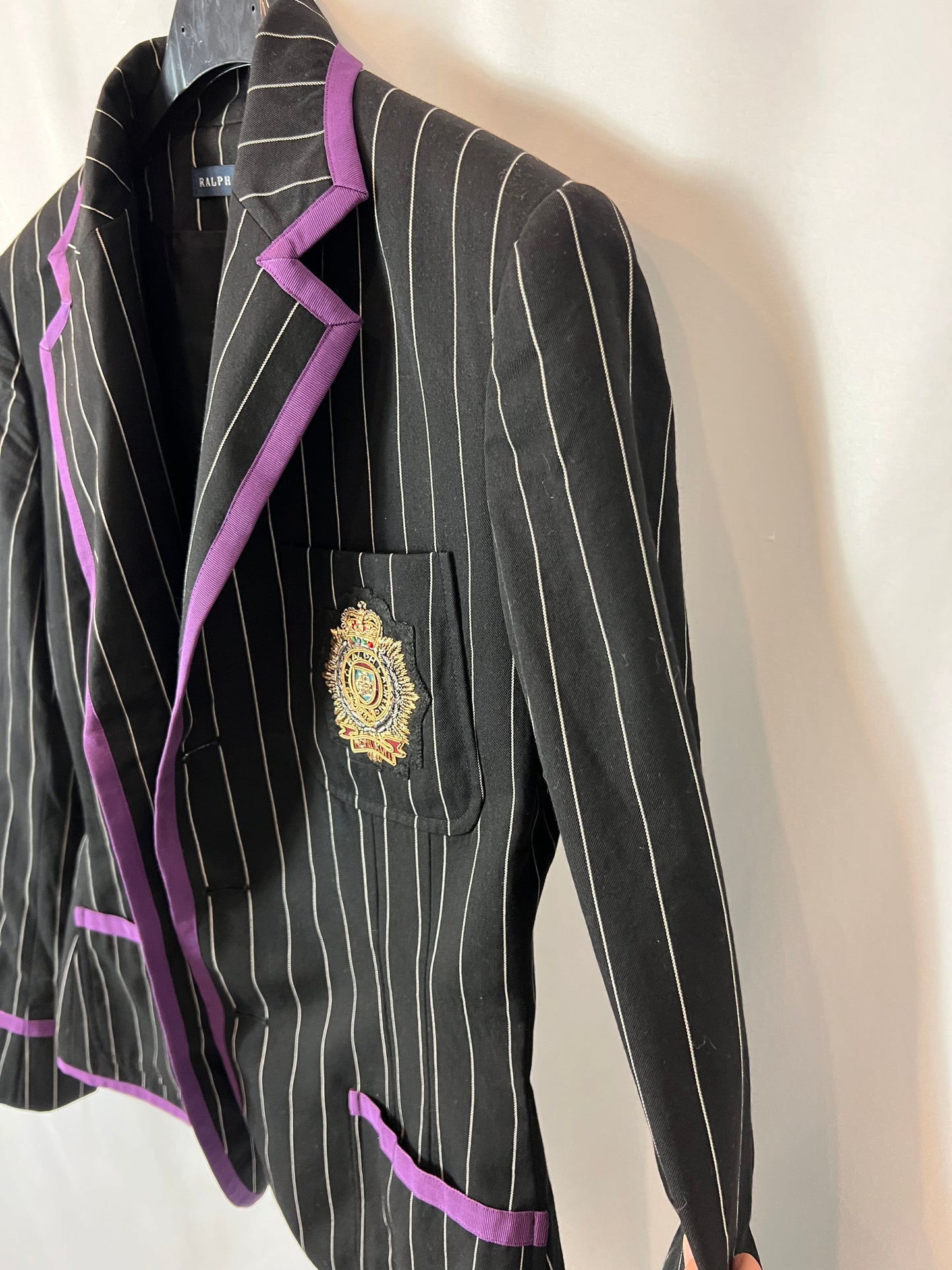 RALPH LAUREN. Blazer negra detalles morado. T 8 (38)