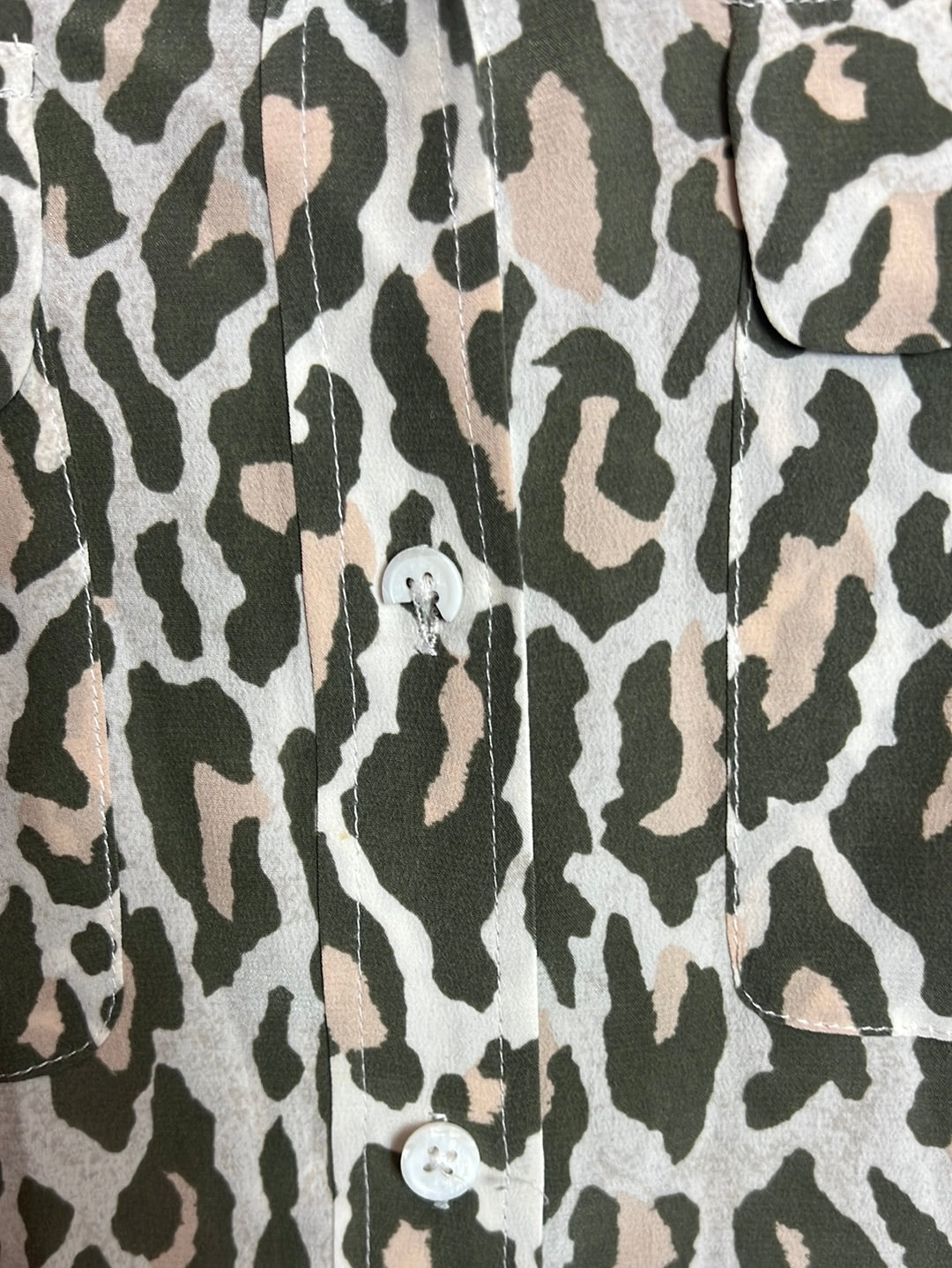 EQUIPMENT. Blusa seda animal print verde. T L (Tara)