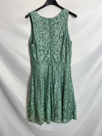 FÓRMULA JOVÉN. Vestido verde encaje. T 38