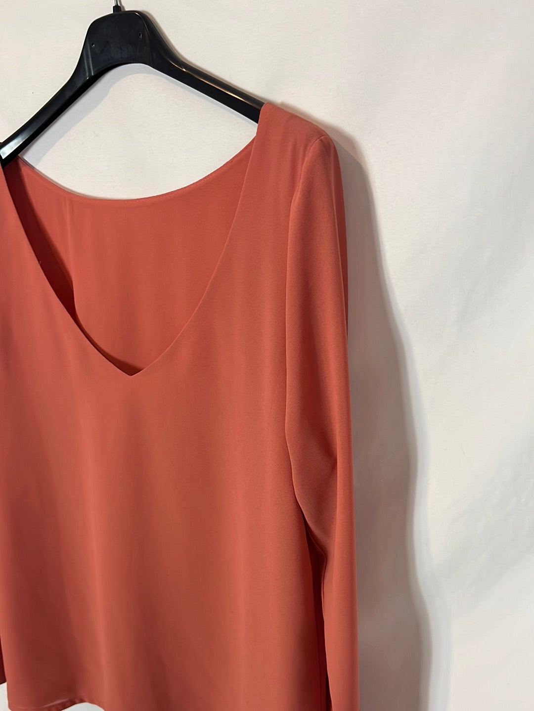 BIMANI. Blusa color salmón escote T S