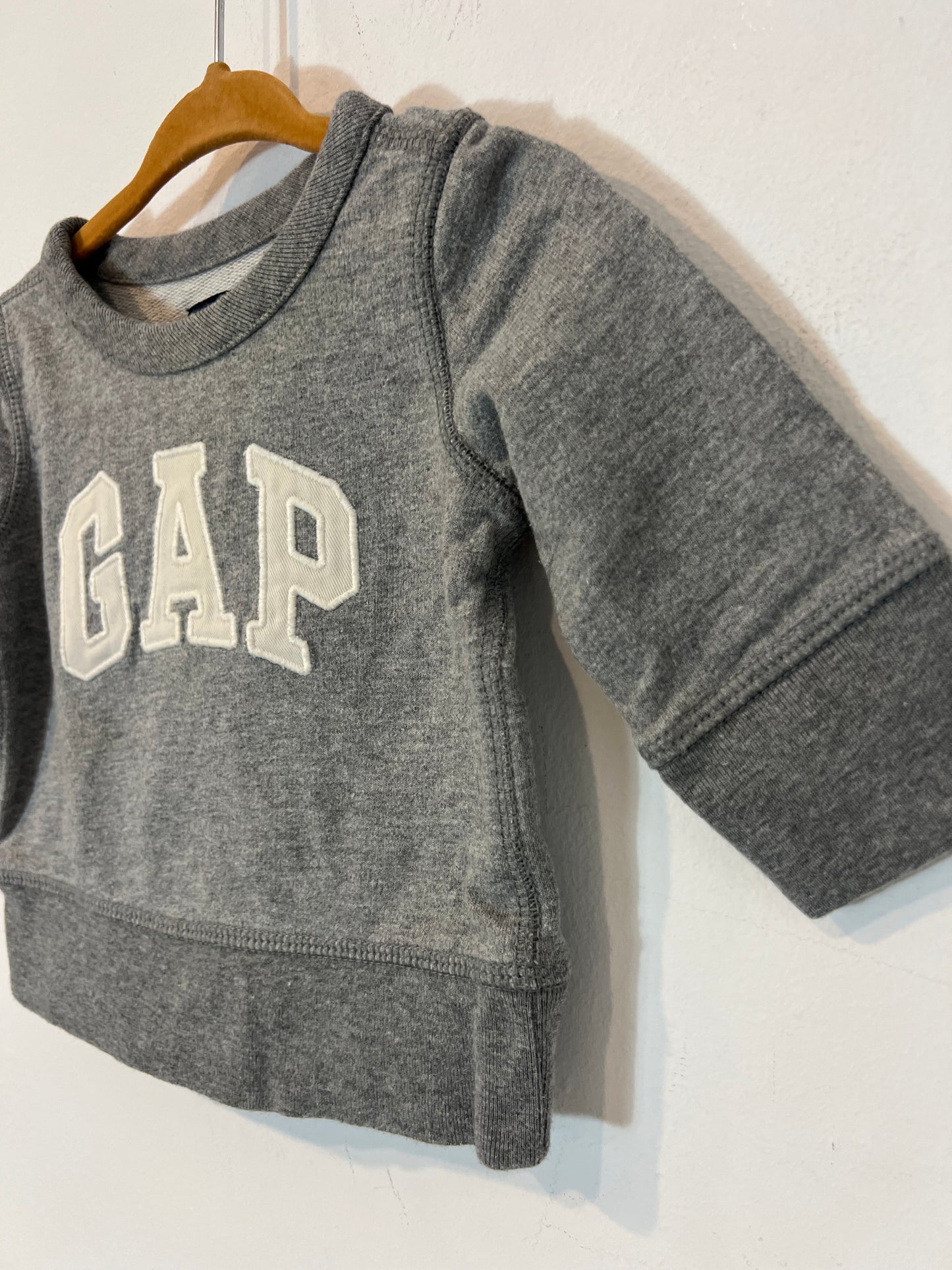 GAP. Sudadera gris letras. T 3-6 meses