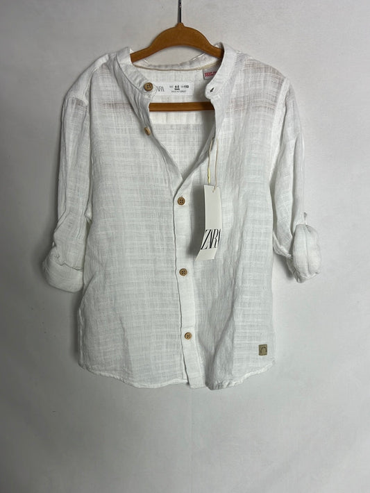 ZARA. Camisa blanca algodón  jaspeada. T 4-5 años